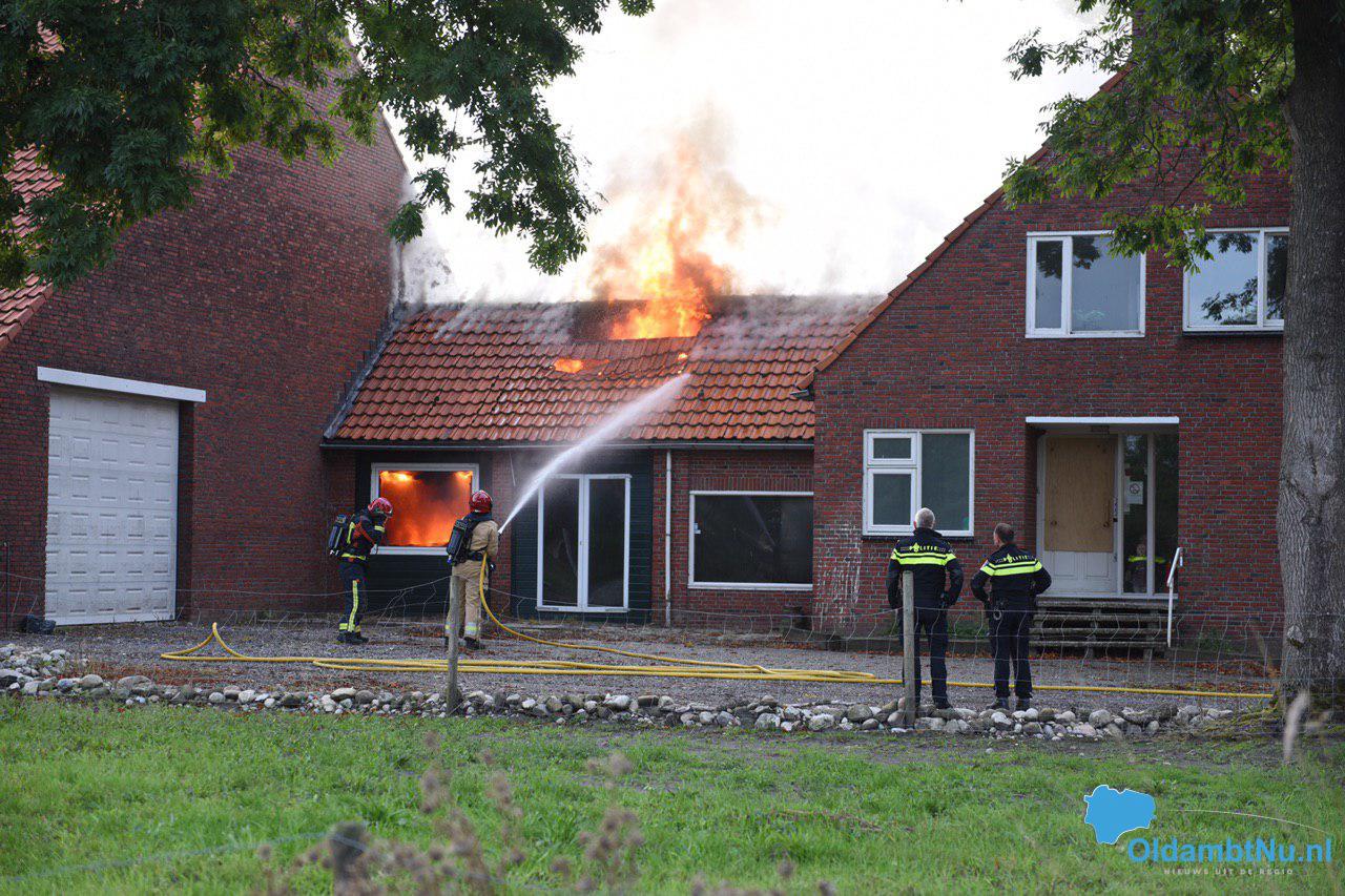 Brandweer blust uitslaande brand in woonboerderij. #Oldambt