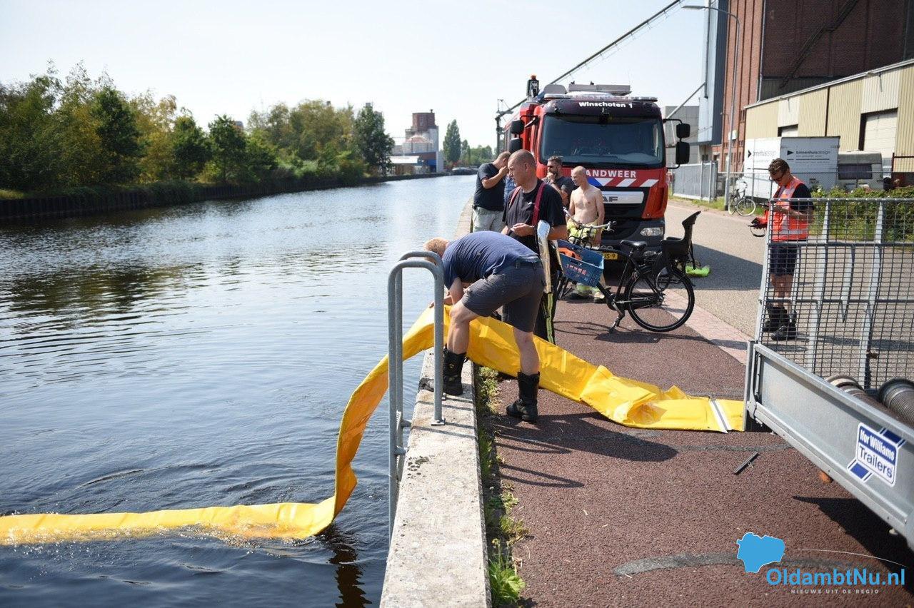 Brandweer ingezet voor olievlek tijdens bergen van gezonken boot. #Oldambt