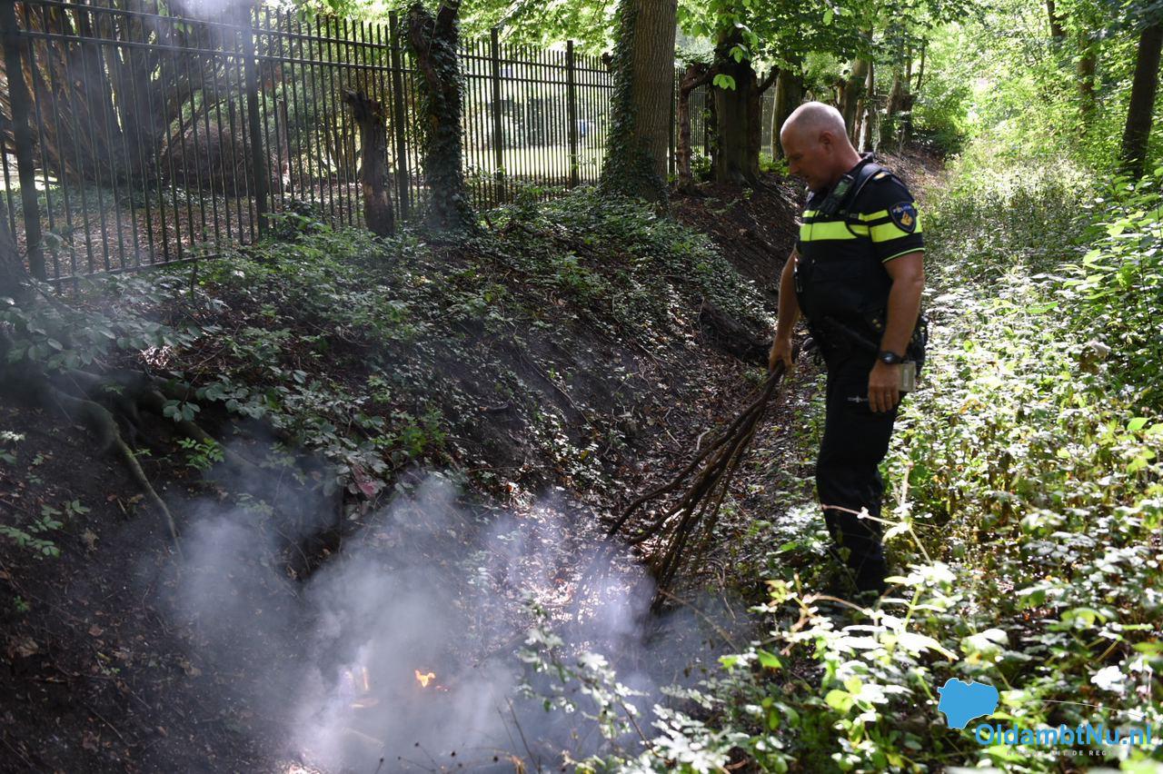 Politie dooft buitenbrand met takken. #Oldambt