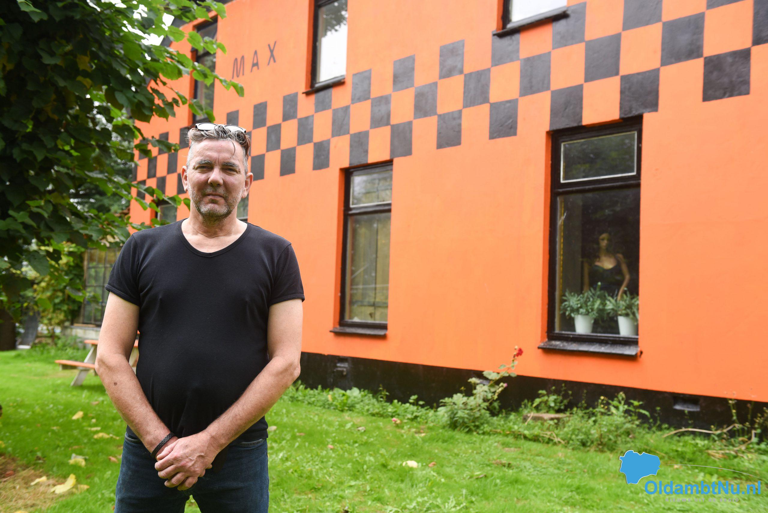 Fan van Max Verstappen schildert woning oranje (video)