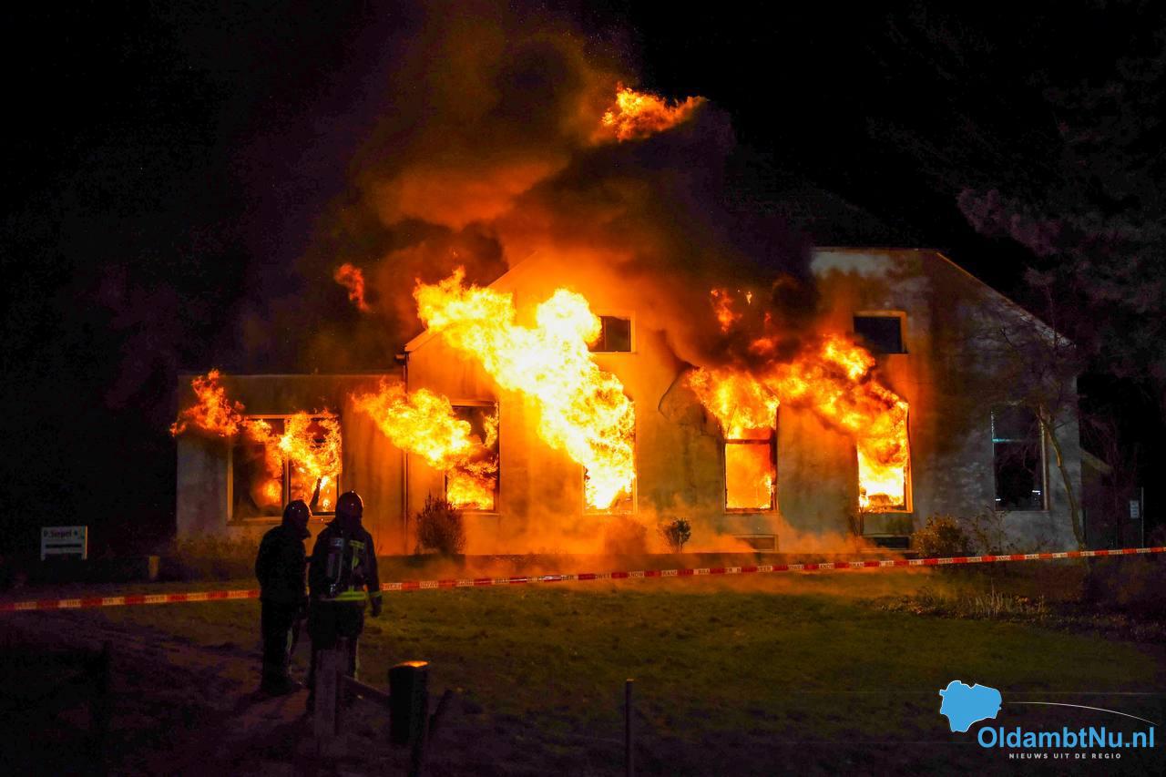 UPDATE: Paarden gered bij uitslaande brand in woonboerderij (video)