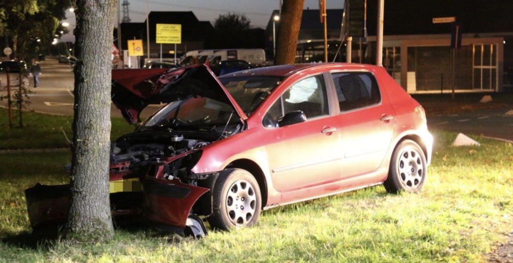 Auto vliegt raakt de bocht en botst op boom in Nieuwe Pekela