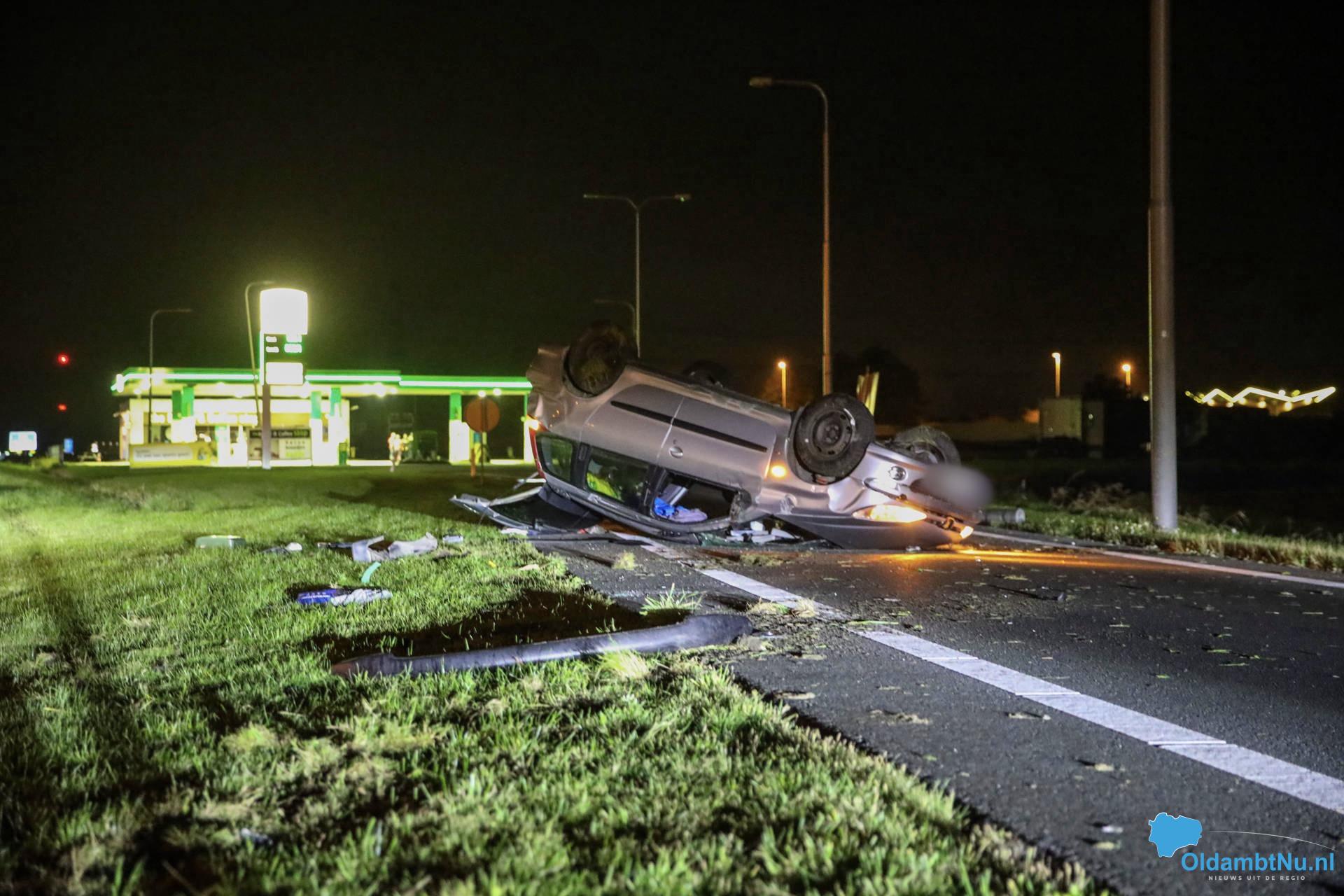 Auto slaat over de kop bij tankstation aan de A7 bij Scheemda