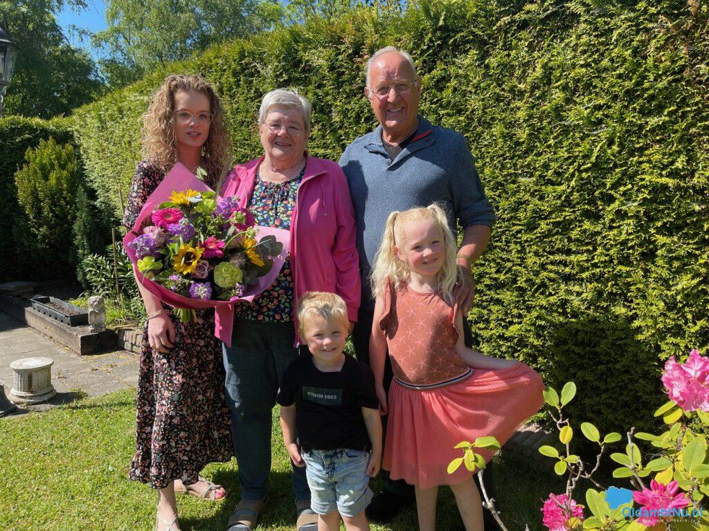 Bloemetje van de Week 115 Aardbeien en een bloemetje voor Eije Westra uit Finsterwolde.