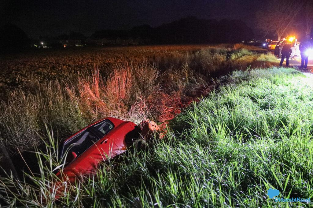 Auto belandt in sloot langs Oudlandseweg in Oostwold