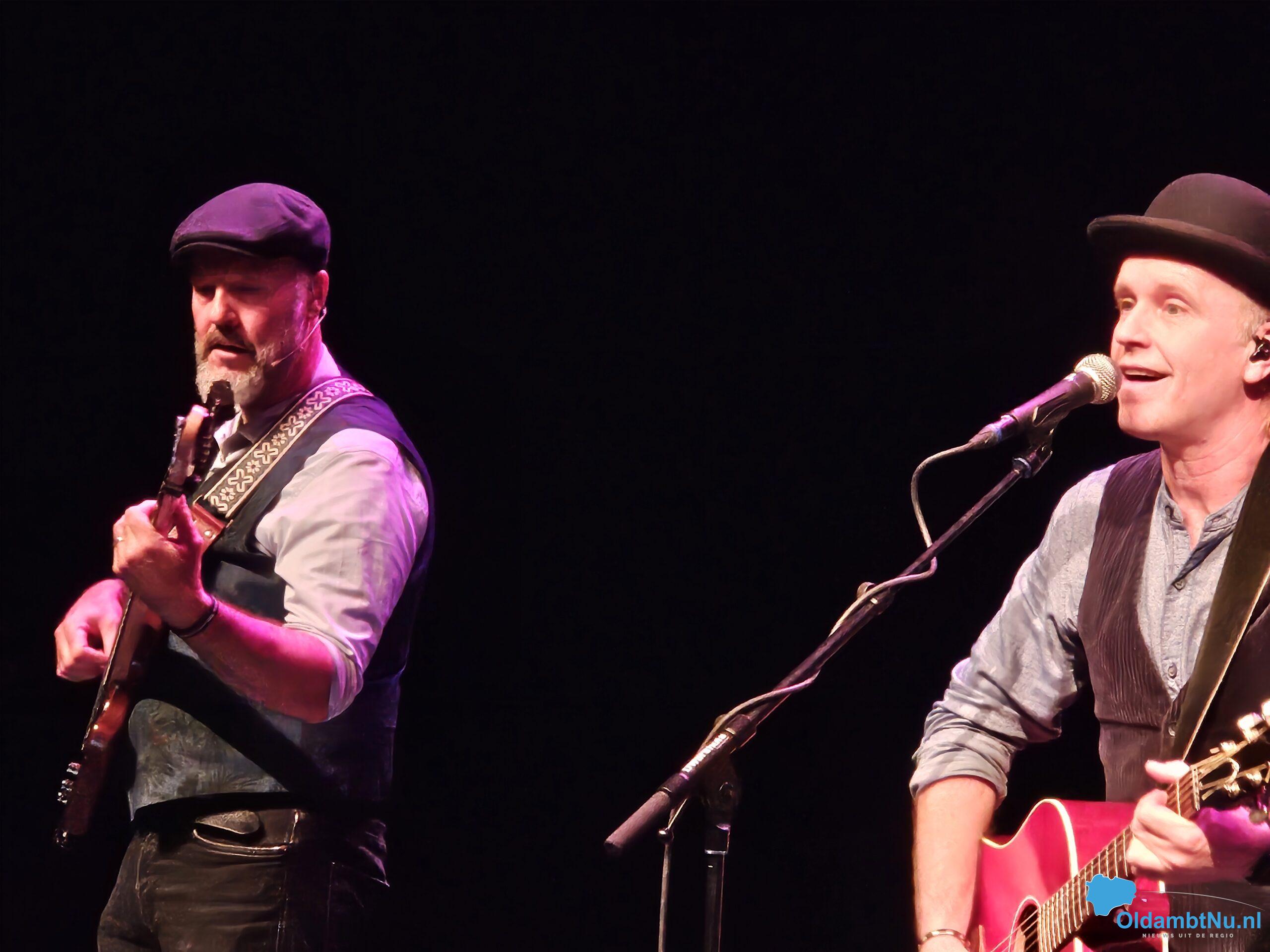 Steernvanger ontroert in De Klinker met ‘Deur de Roemte’: een muzikale reis door vriendschap, verlie