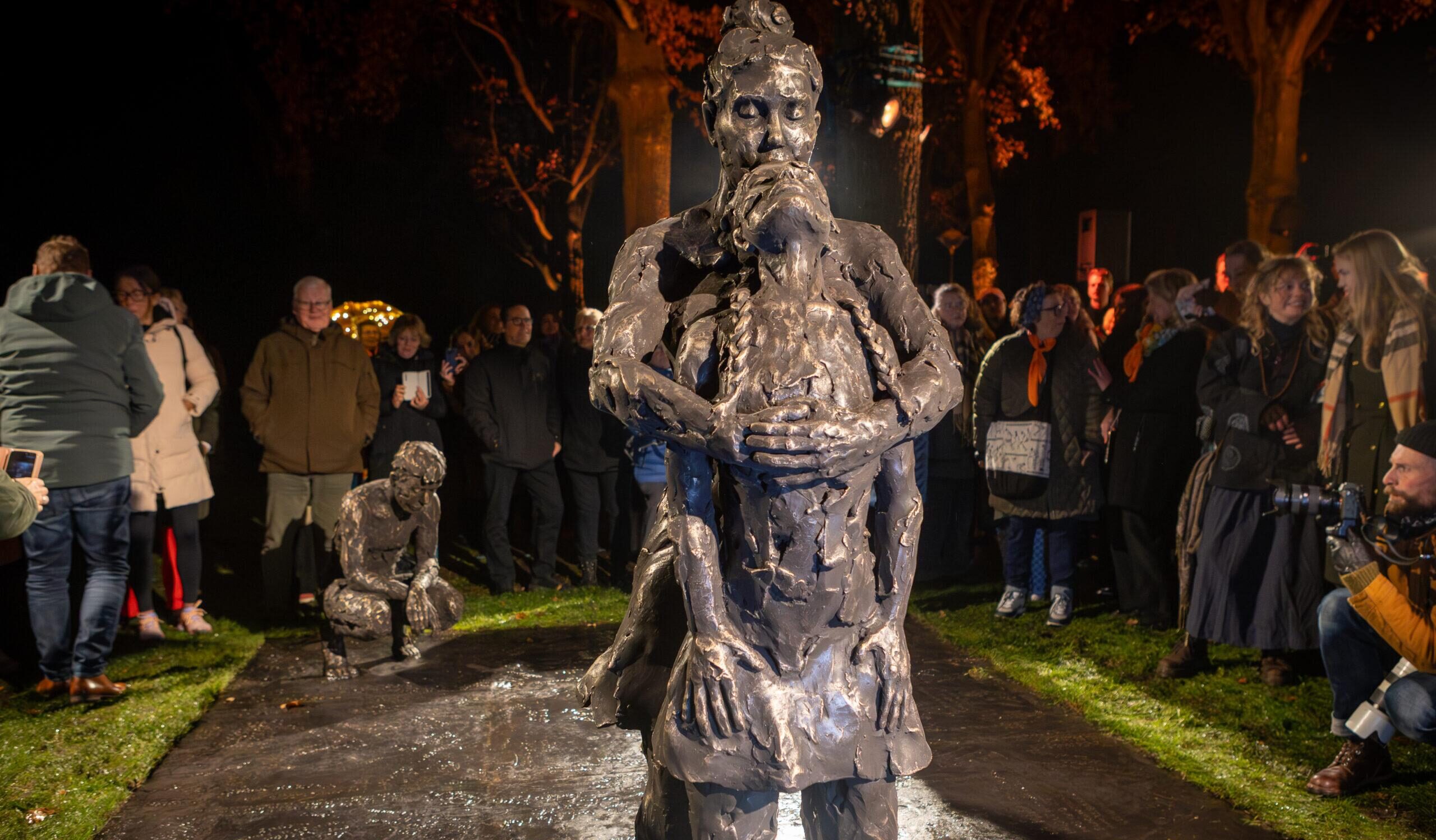 Fotoserie: Nationaal monument tegen seksueel geweld onthuld in Winschoten