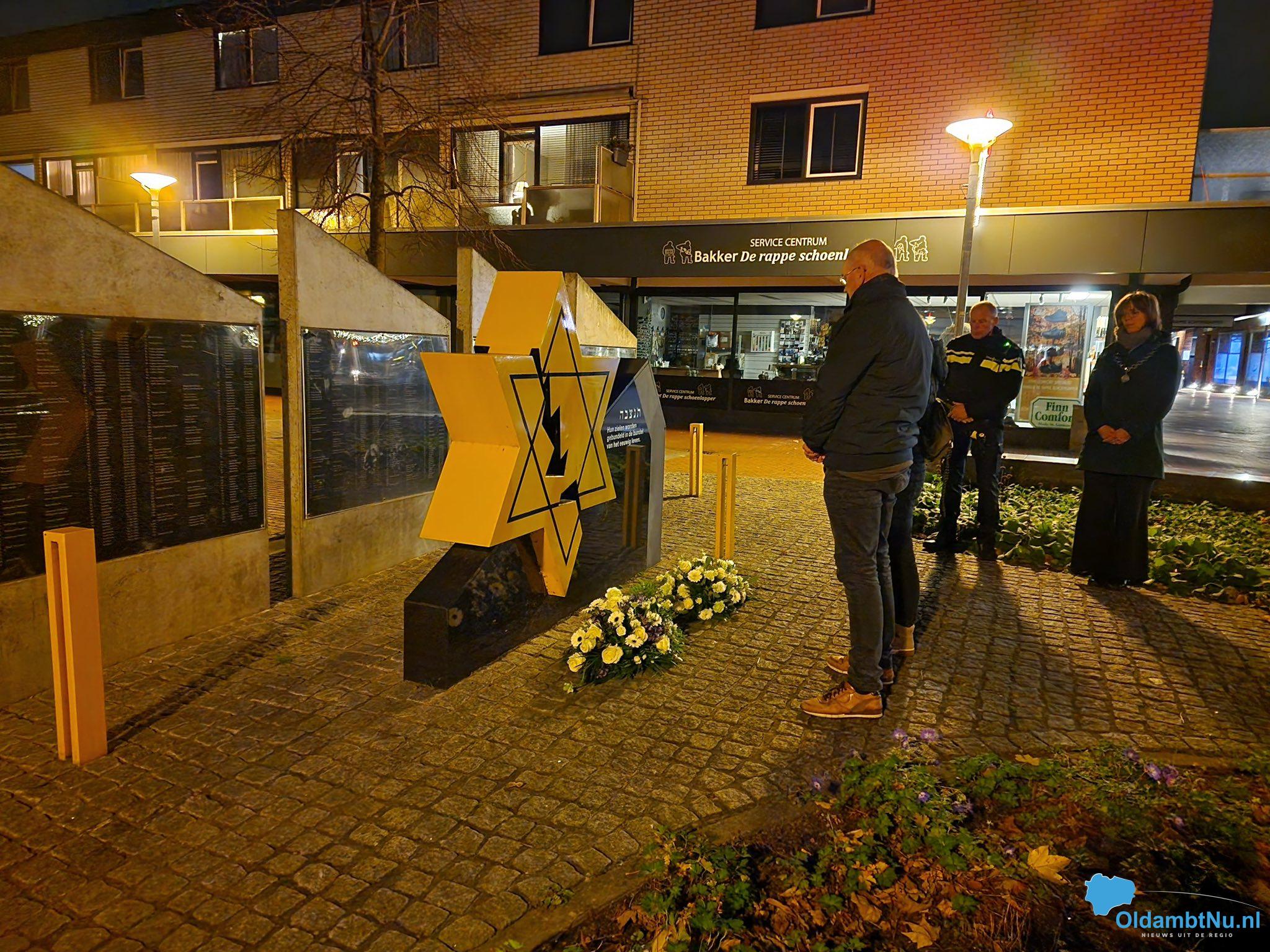 Kleinschalige herdenking bij Joods monument na afgelasting Shoah-bijeenkomst