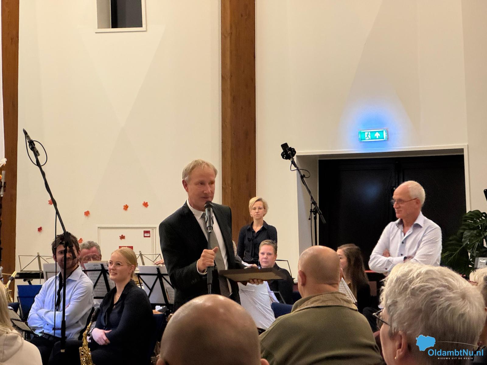 Dirigent Gosse Reijenga verrast met 25-jarig jubileum tijdens najaarsconcert Prins Hendrik