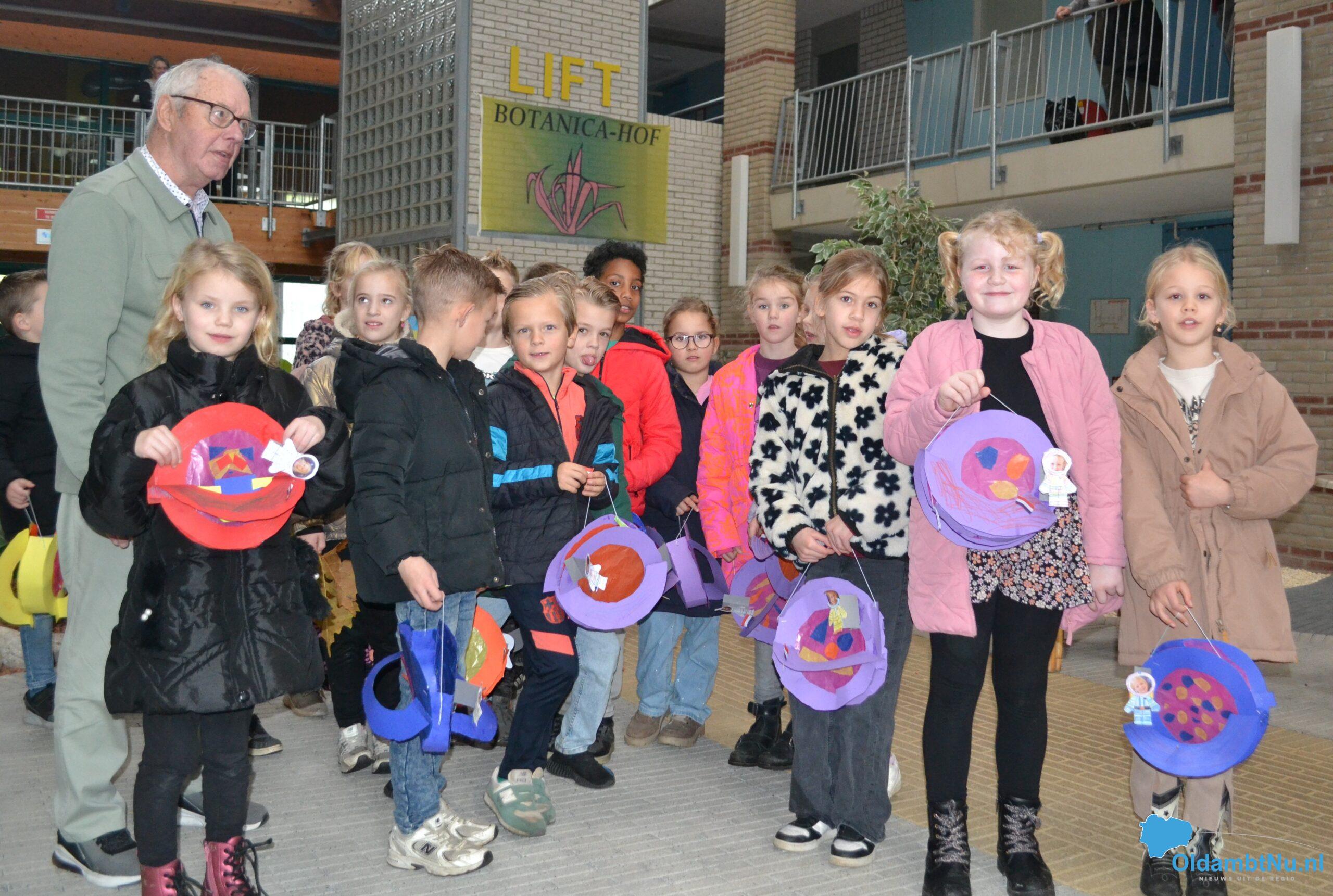 Lampionlicht en planetenpracht door kinderen van KC De Beukenlaan