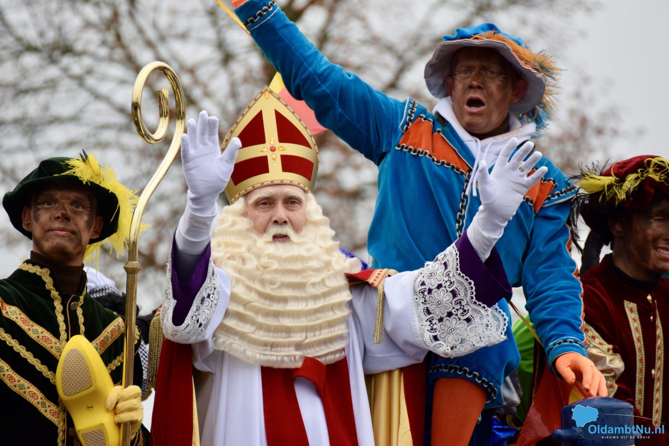 Fotoserie: Sinterklaas en pieten zetten voet aan wal in Winschoten (video)
