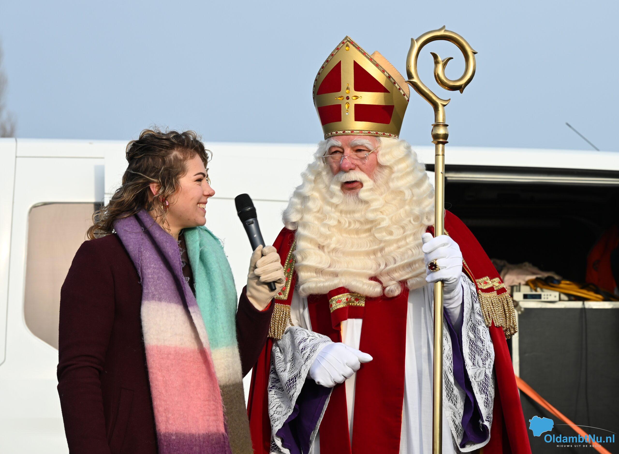 Sinterklaas feestelijk onthaald in Midwolda en Oostwold