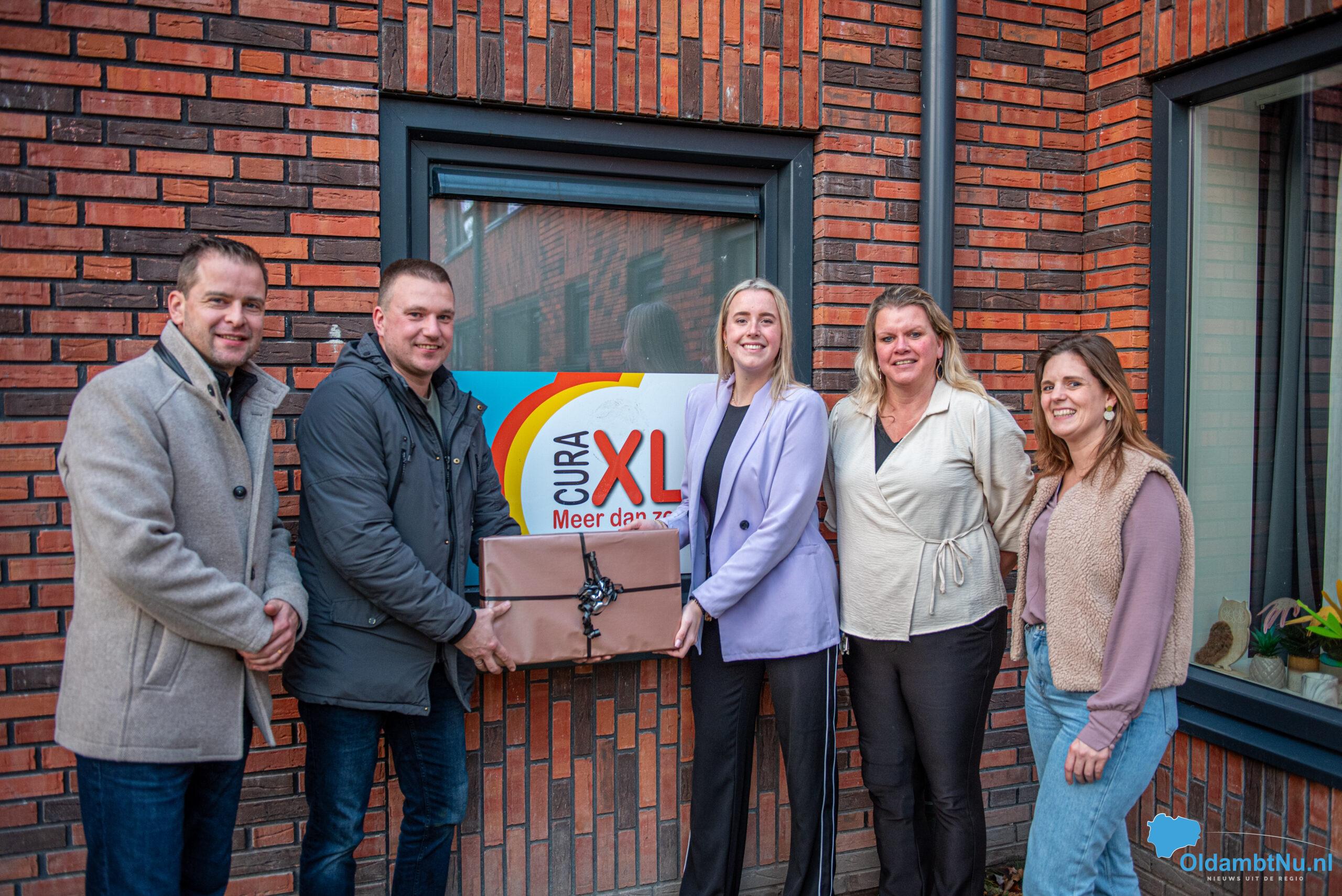 Veertien laptops voor CuraXL door opbrengst Monopoly Oldambt