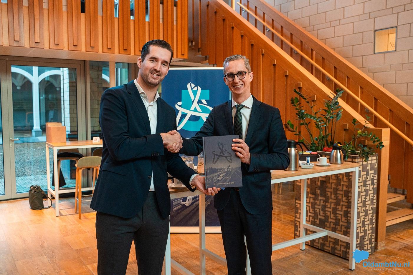 Arriva viert vijf jaar noordelijke treinlijnen met gedeputeerden