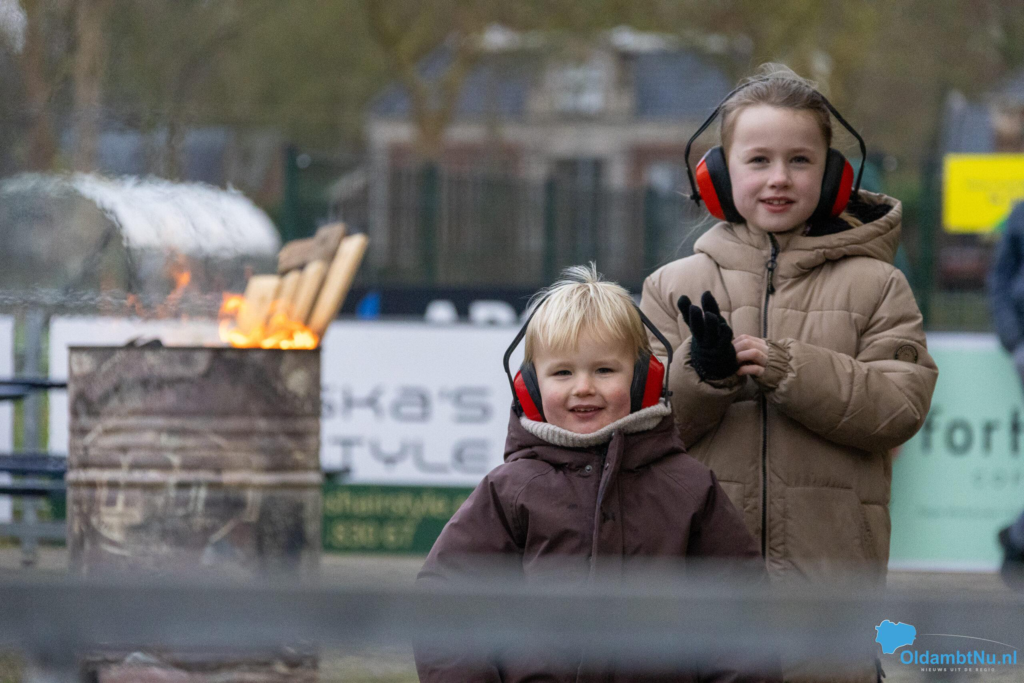 Knallend het nieuwe jaar in met carbid bij SC Scheemda