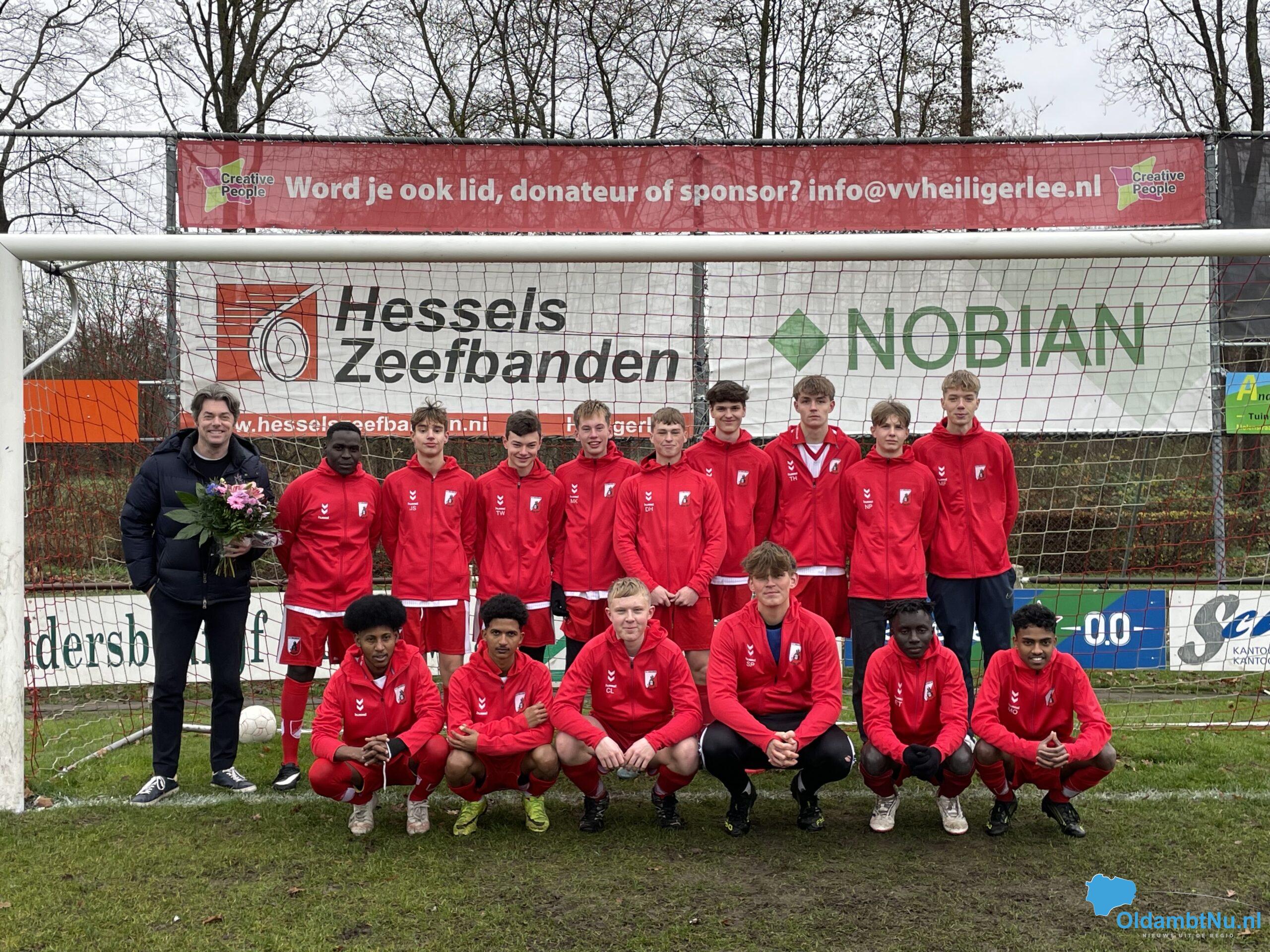 Heiligerlee JO17-1 in nieuwe trainingsjassen