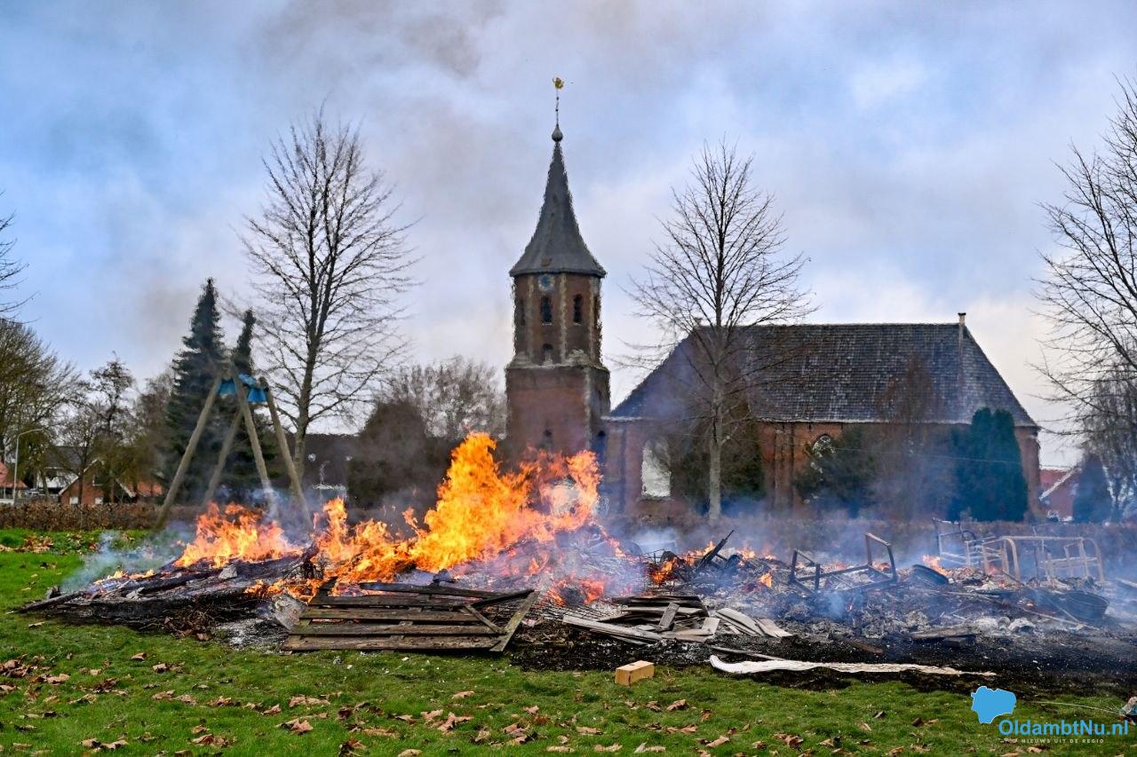 Brand op grasveld in Nieuwolda