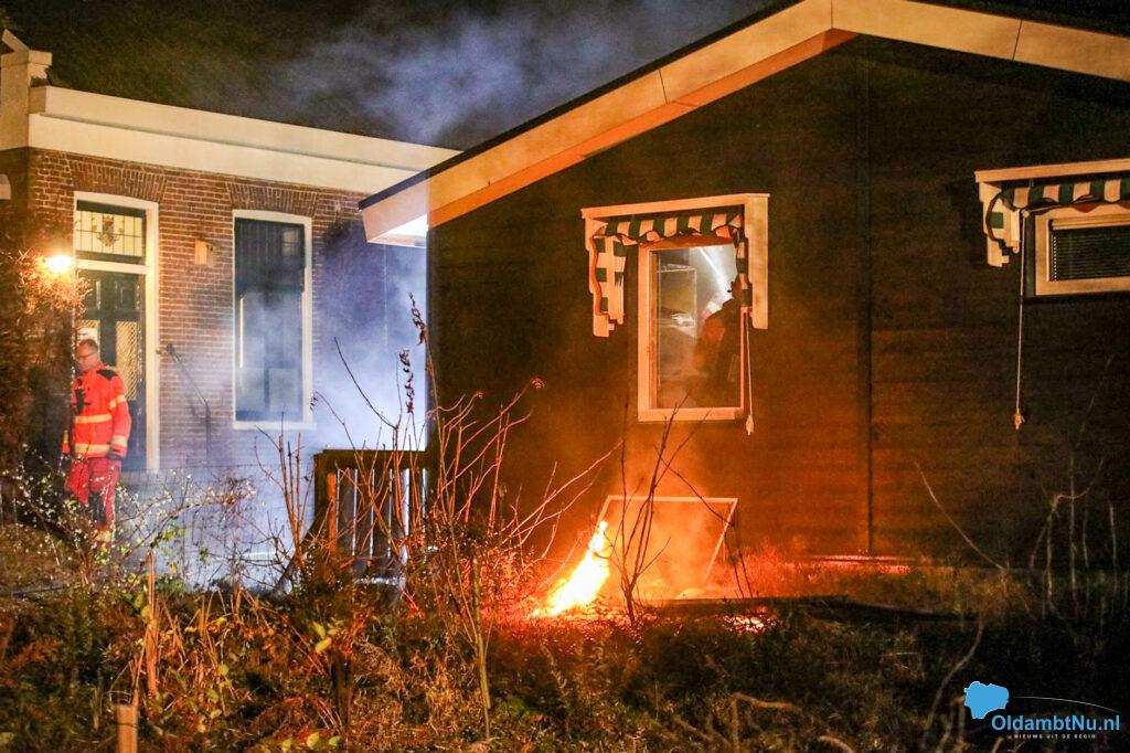 Brandweer schaalt op bij brand in noodwoning