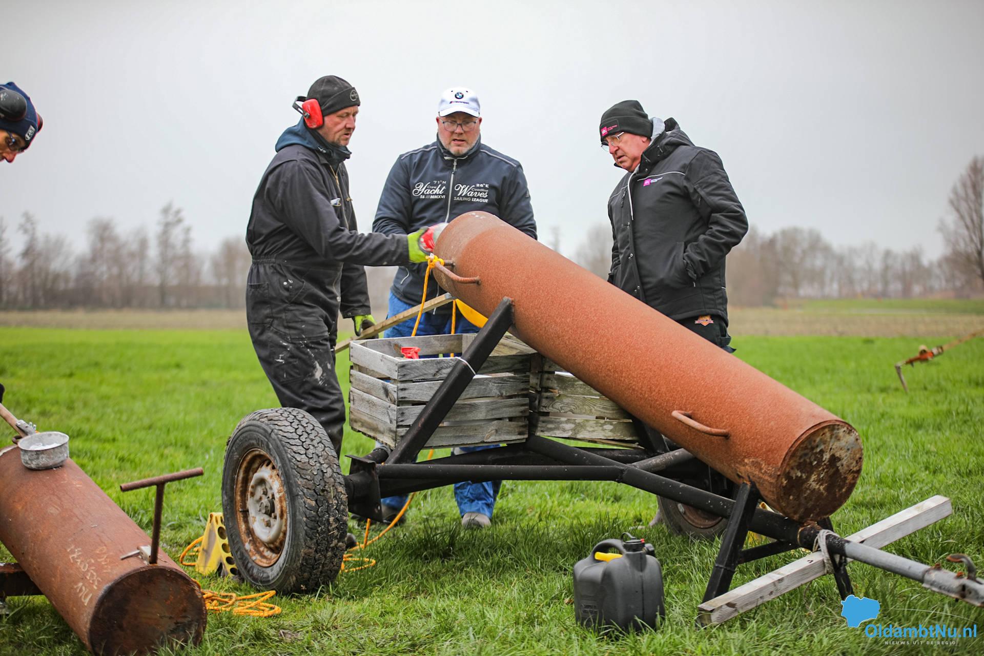 Scheemda knalt weer met carbid tijdens traditionele Oudjaarsviering