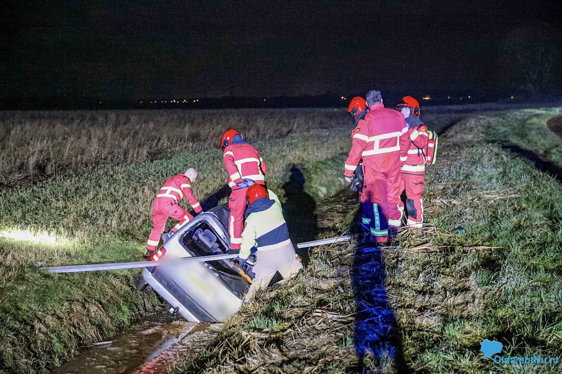 Auto glijdt van spekgladde klinkerweg in Nieuw Scheemda