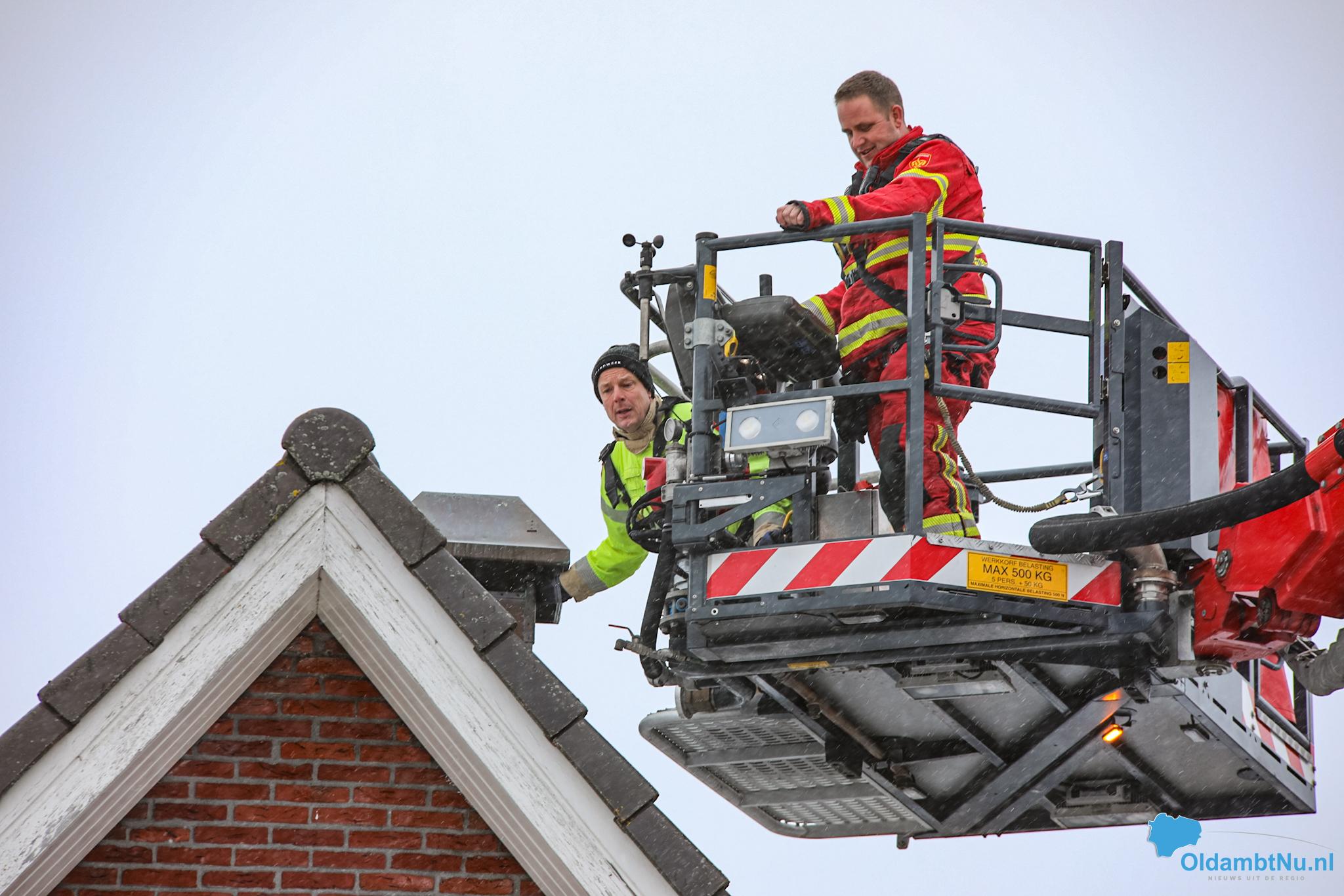 Brandweer redt vogel uit schoorsteen in Winschoten
