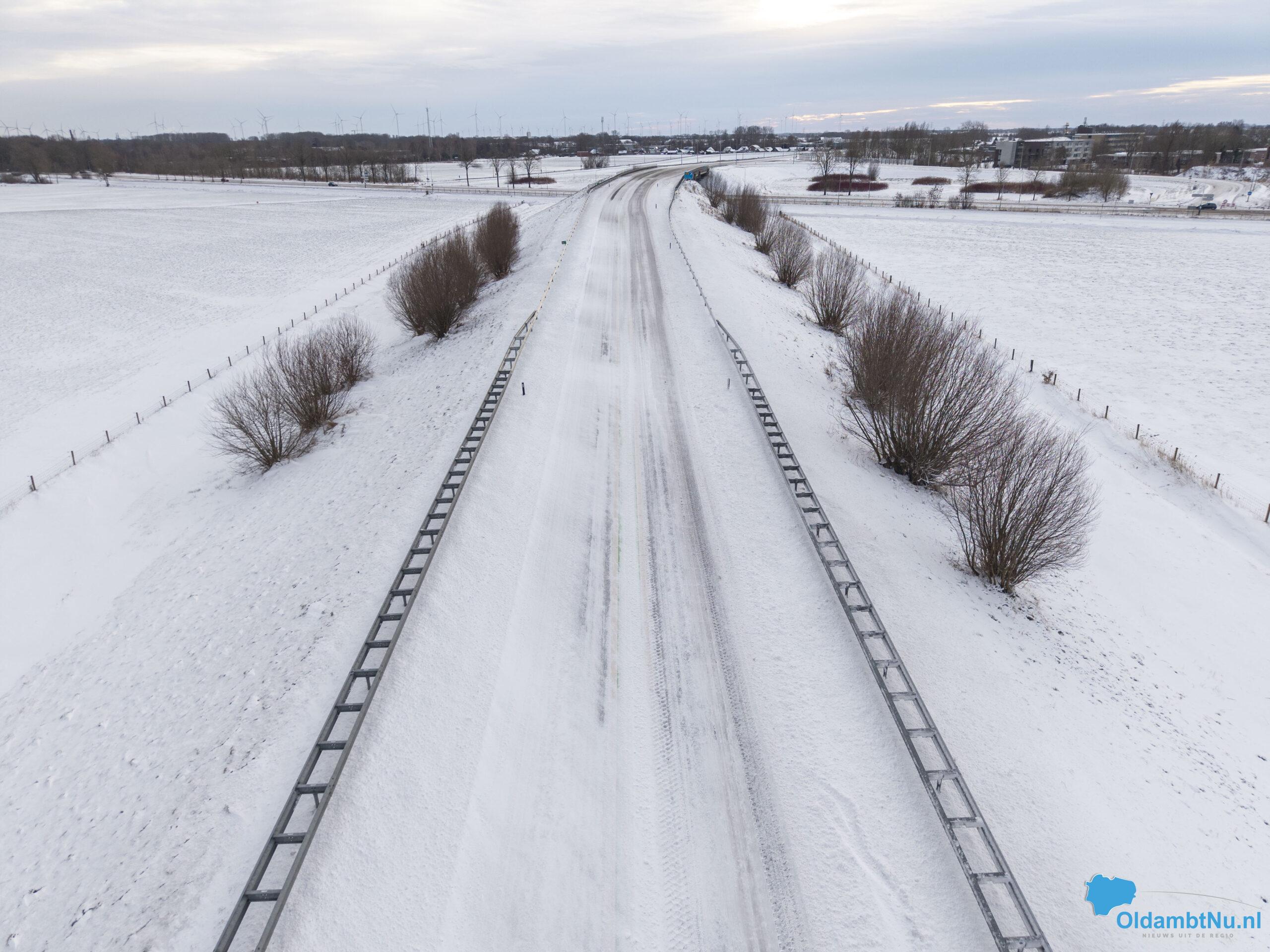 N33 nog dicht: doorrijders langs afzetting bemoeilijkt gladheidsbestrijding