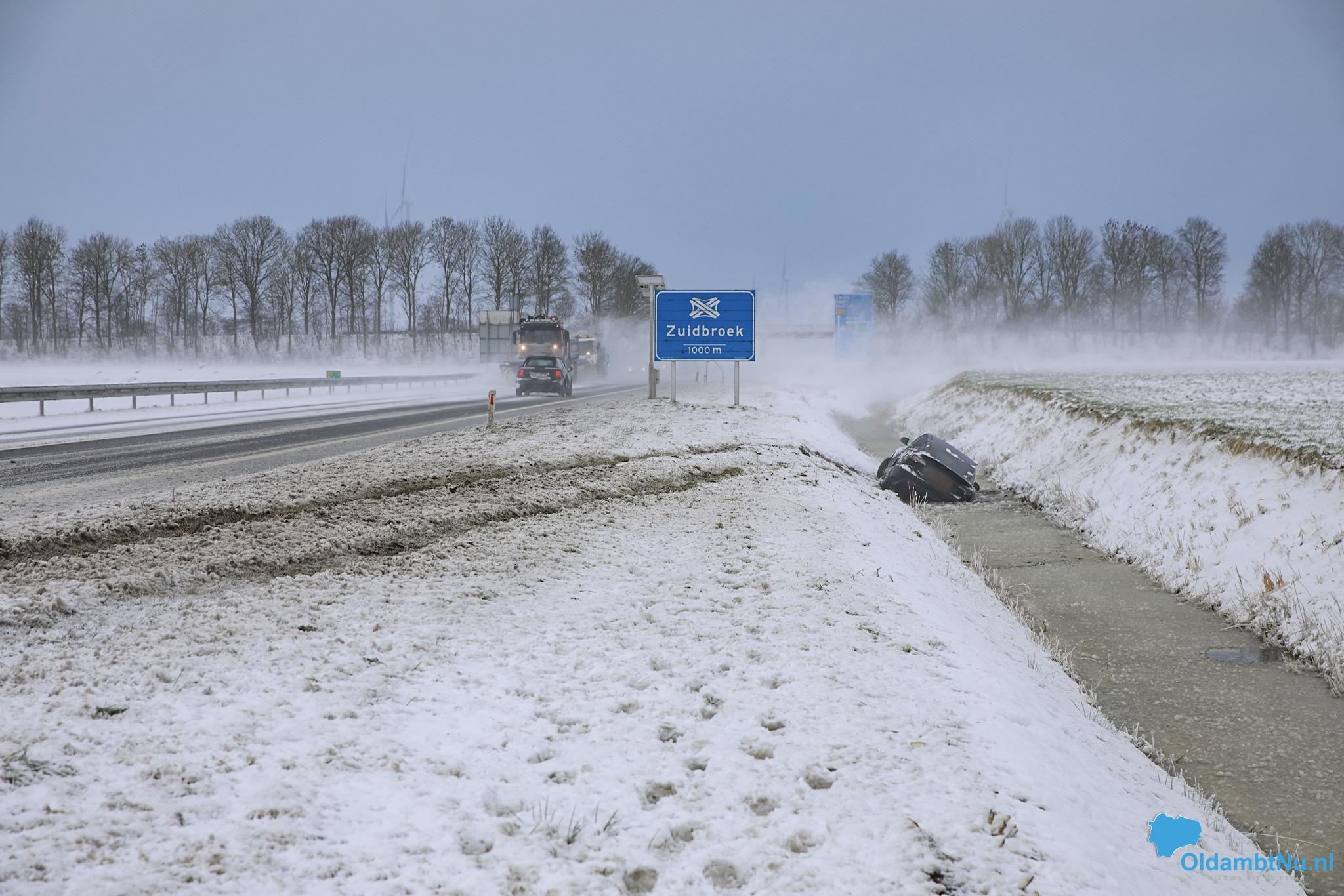Auto raakt in de sloot op de N33 bij Noordbroek