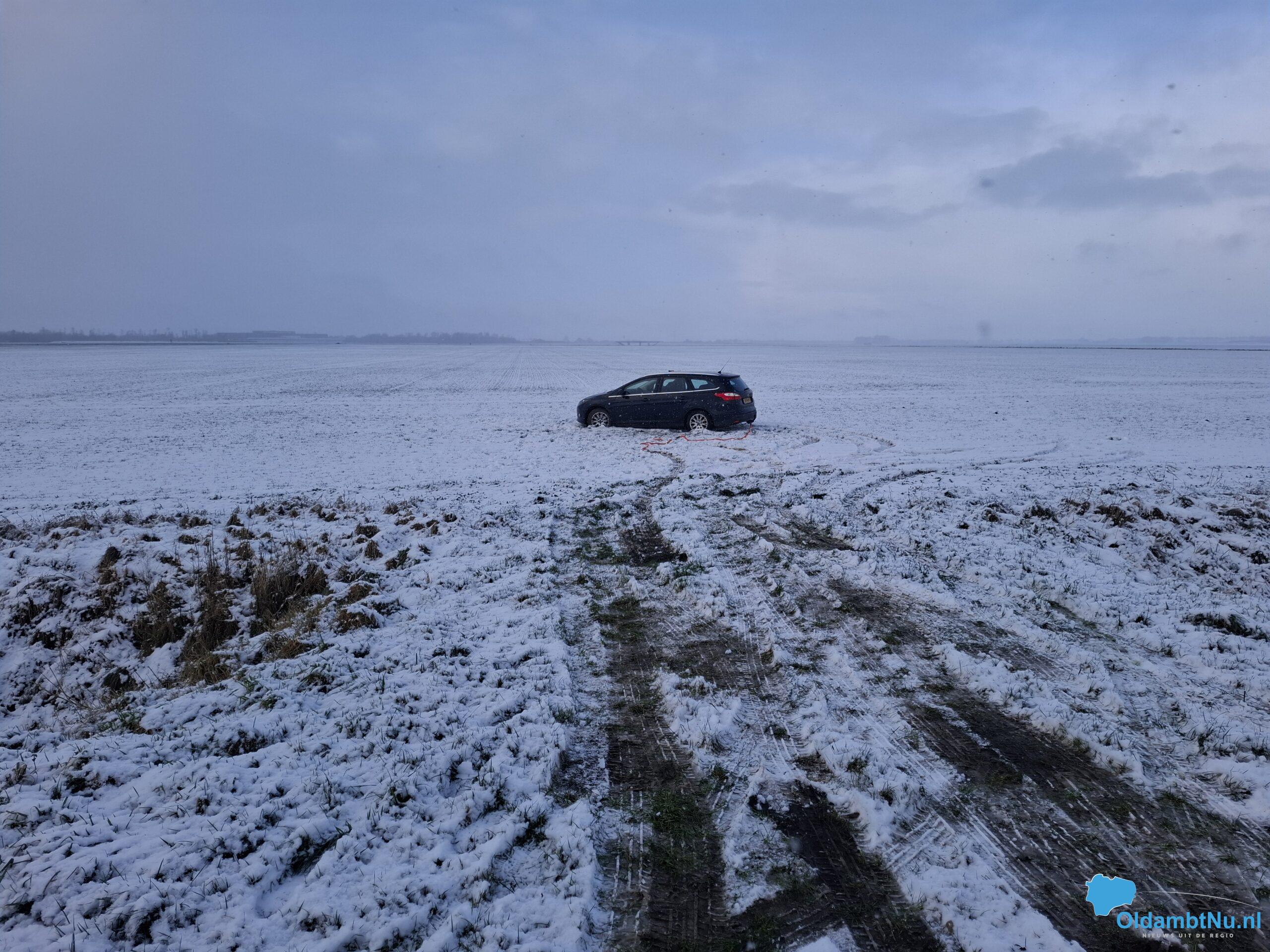 Auto raakt van de weg en komt tot stilstand in weiland