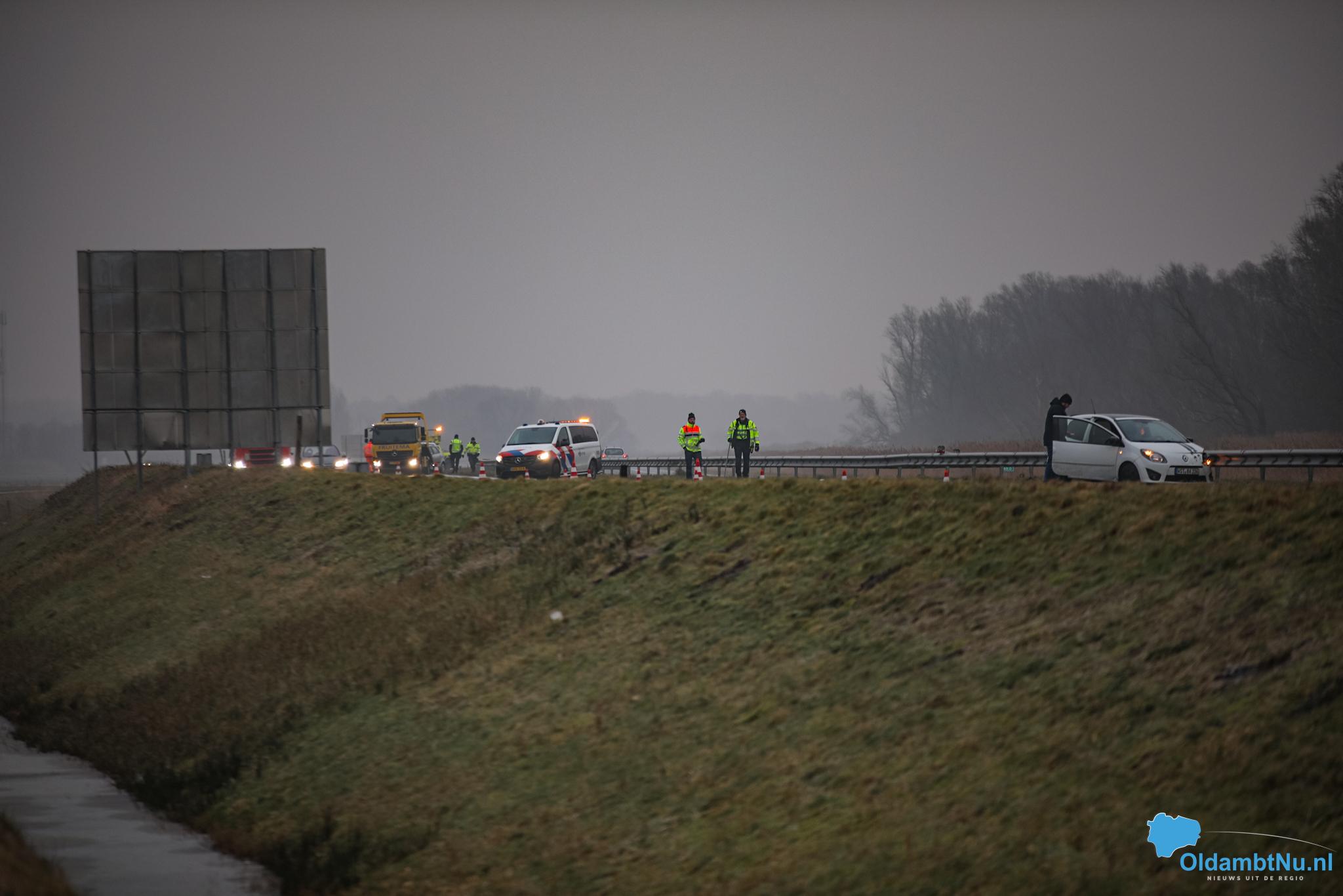 Twee auto’s na elkaar in slip A7 bij Nieuw Beerta