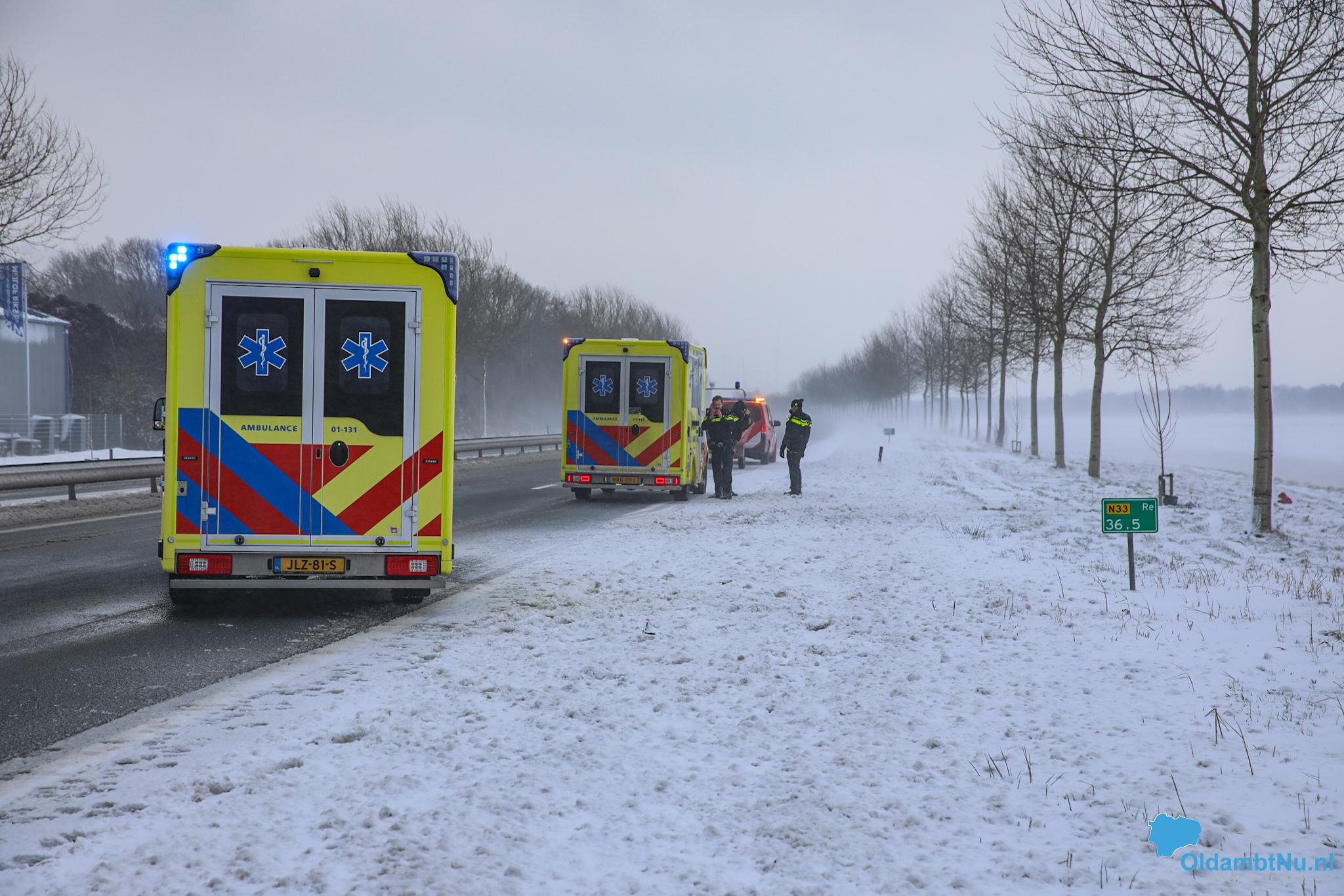 N33 volledig afgesloten na voertuig te water bij Veendam