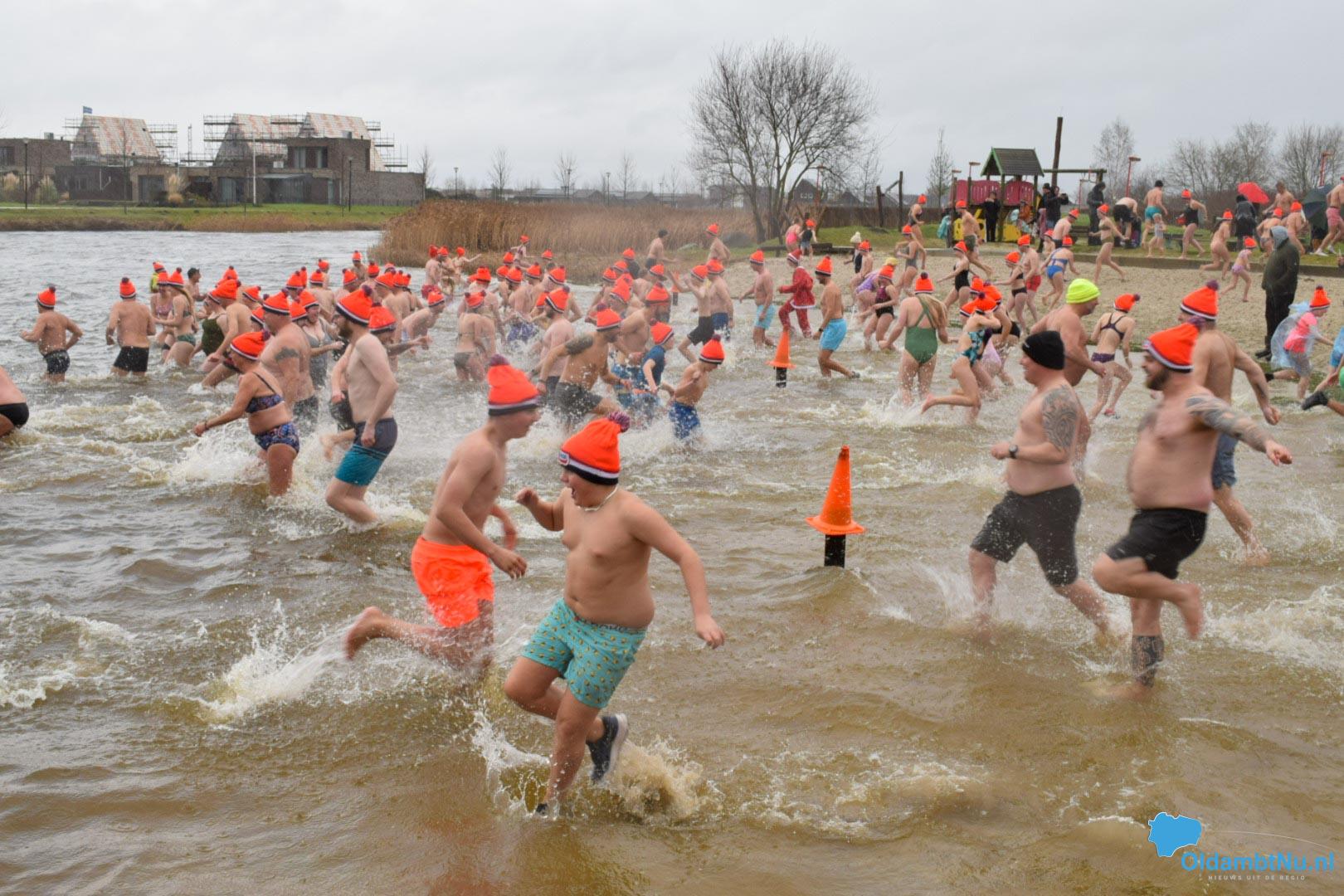 165 deelnemers trotseren koud water bij Nieuwjaarsduik in Blauwestad