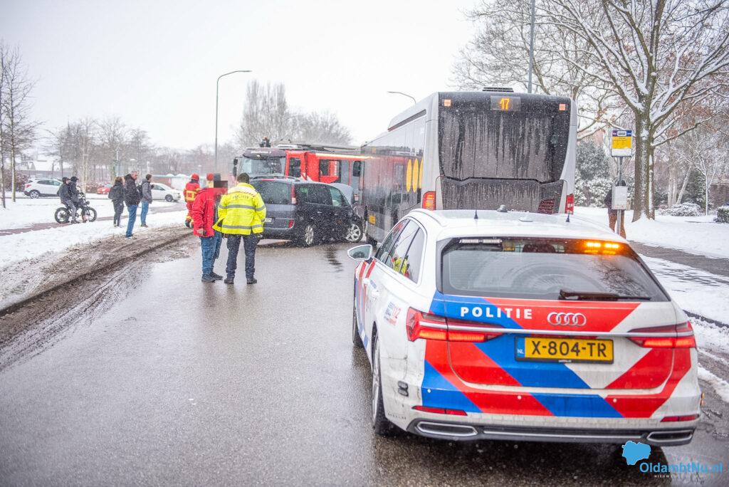 Aanrijding tussen lijnbus en auto in Winschoten