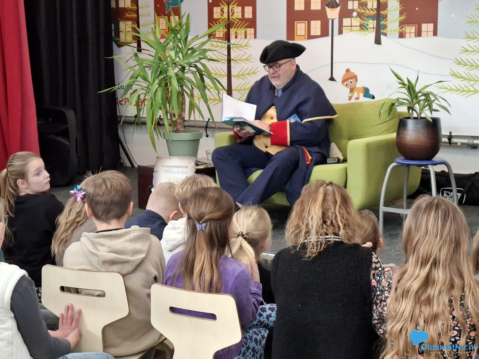 Stadsomroeper leest voor op KC Beukenlaan