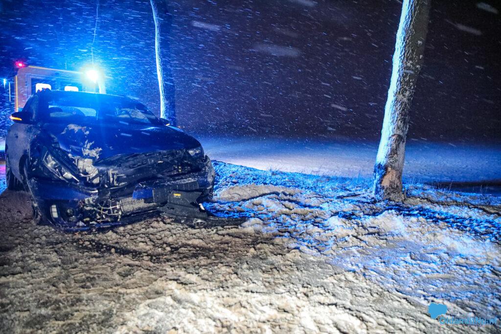 Auto van de weg door gladheid op N367 bij Blijham