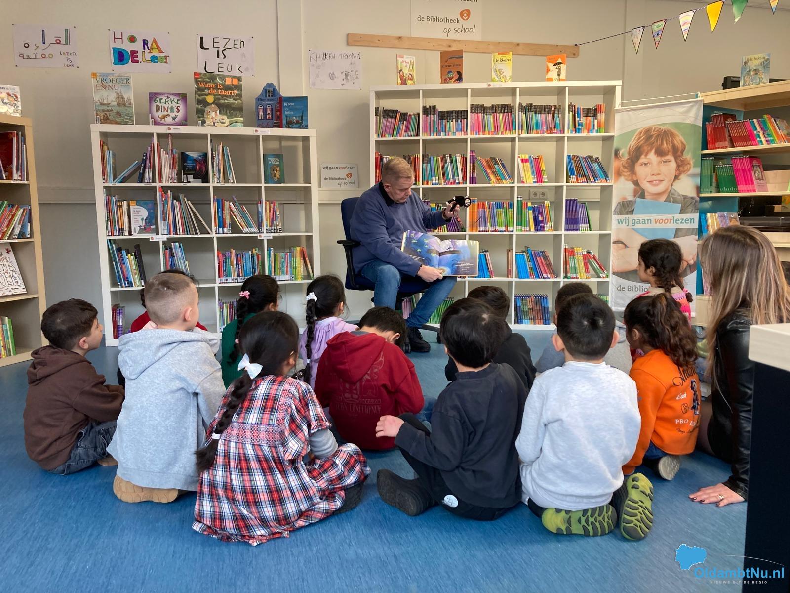Nieuwe schoolbibliotheek geopend bij Nieuwkomersschool MiMundo
