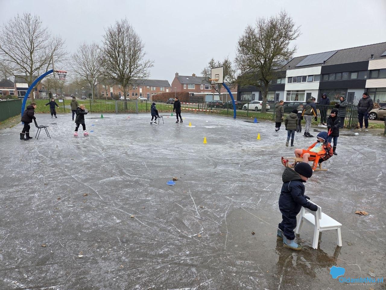 Speelpleintje Berkelstraat tijdelijk omgetoverd tot ijsbaan