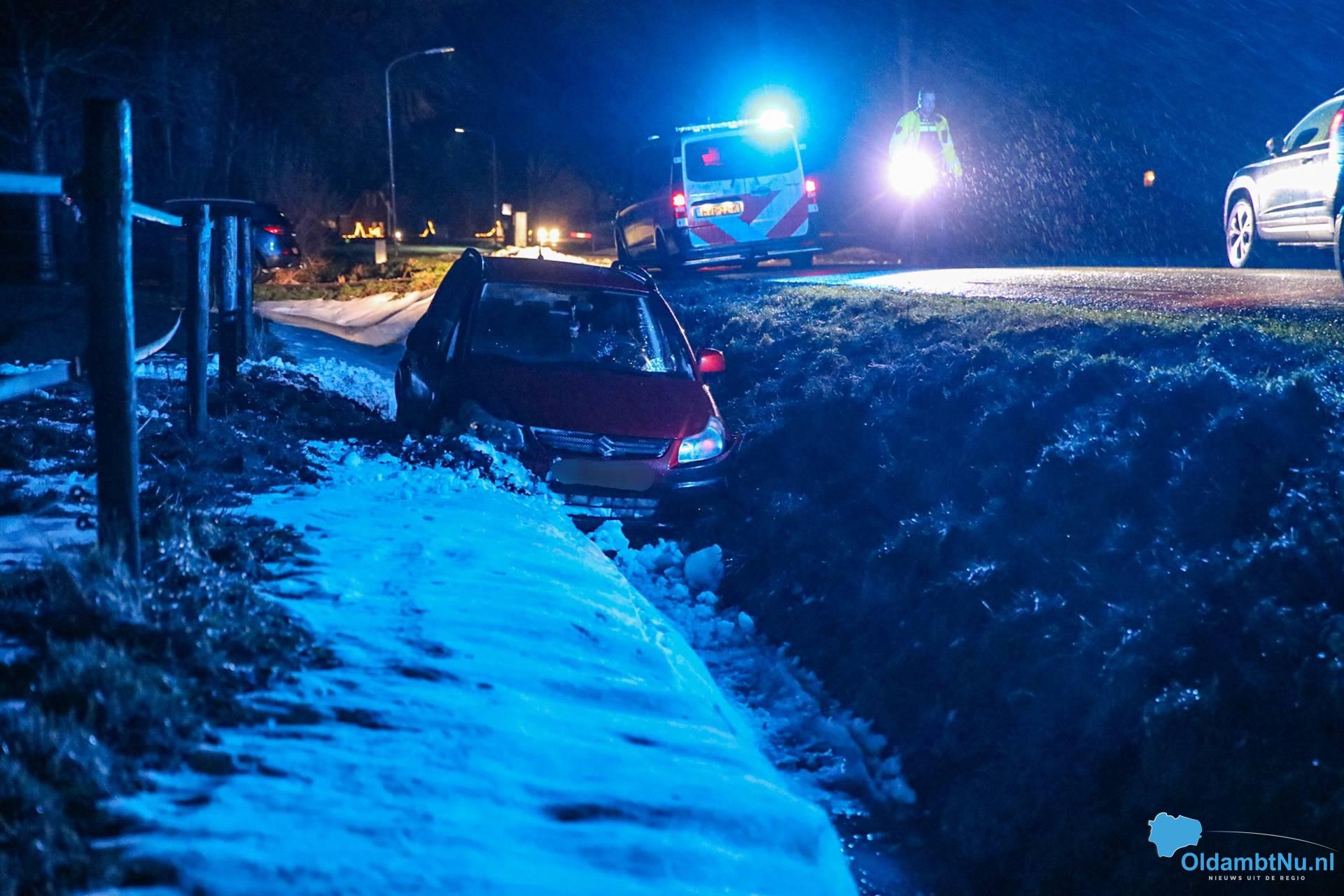 Auto raakt in sloot in Westerlee