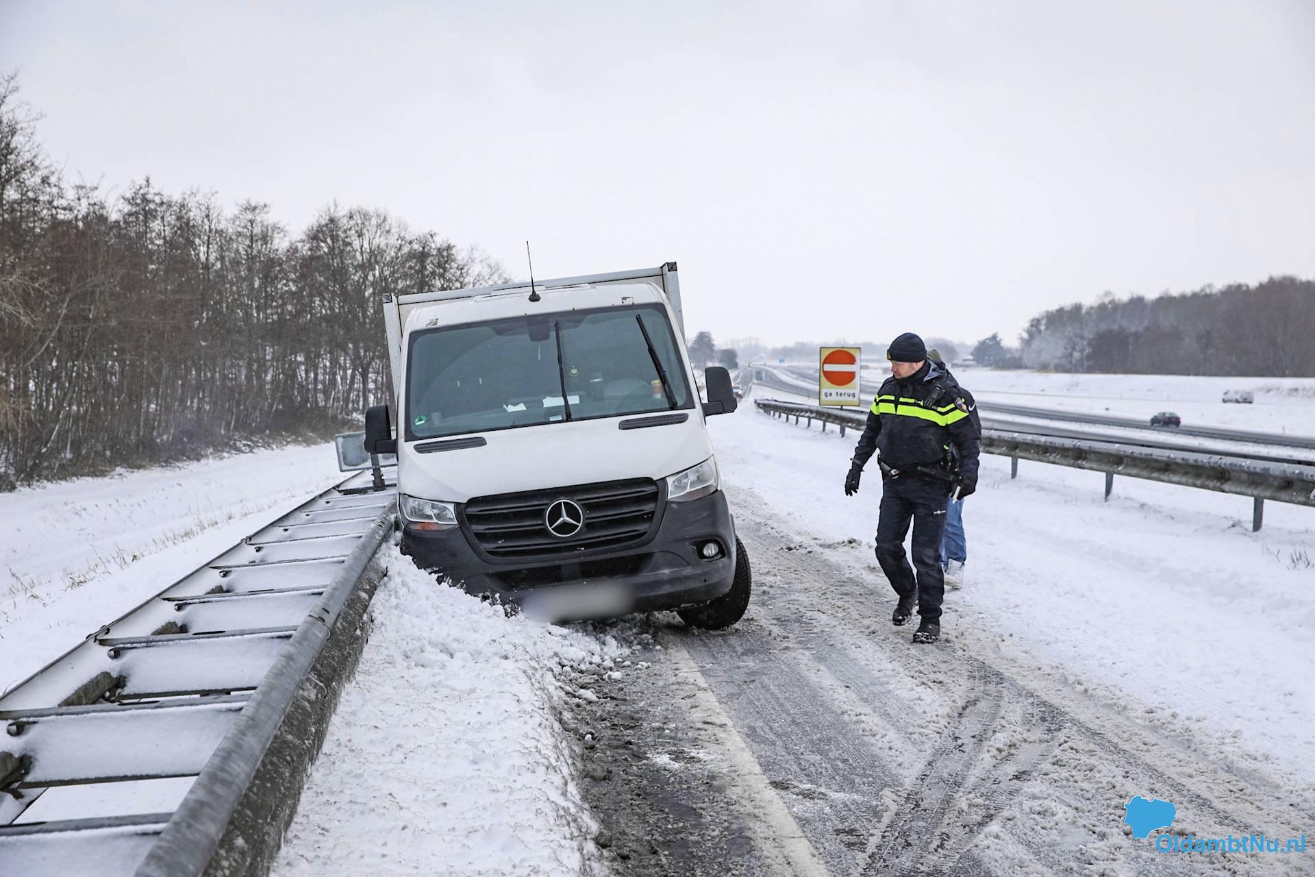Busje vast op afrit A7 bij Heiligerlee door sneeuw