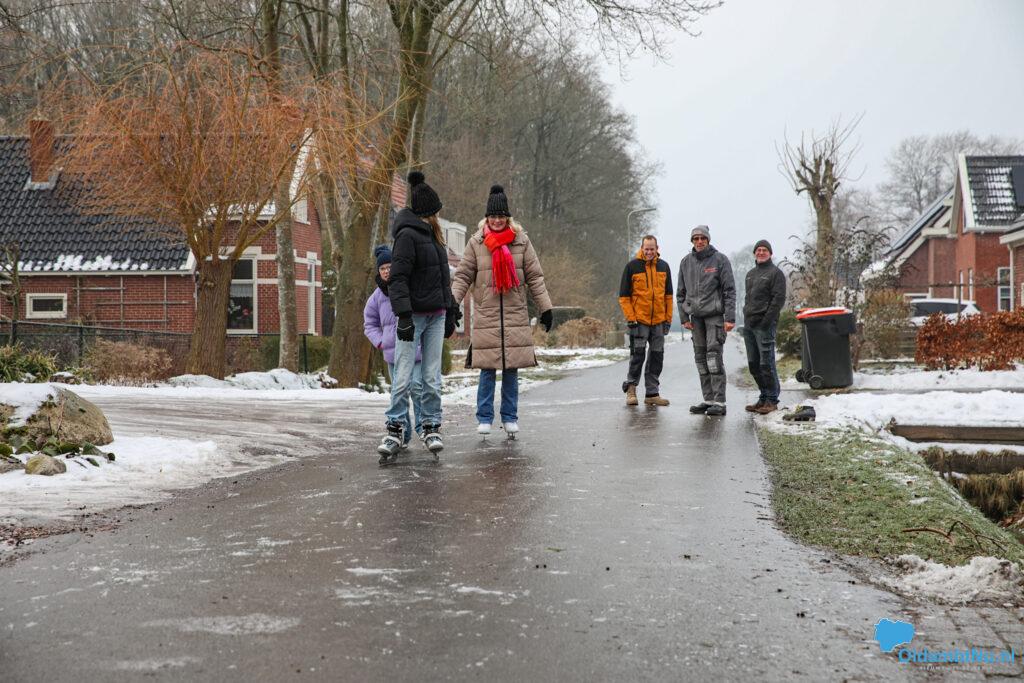 Code rood: Jeugd schaatst op straat in Scheemda