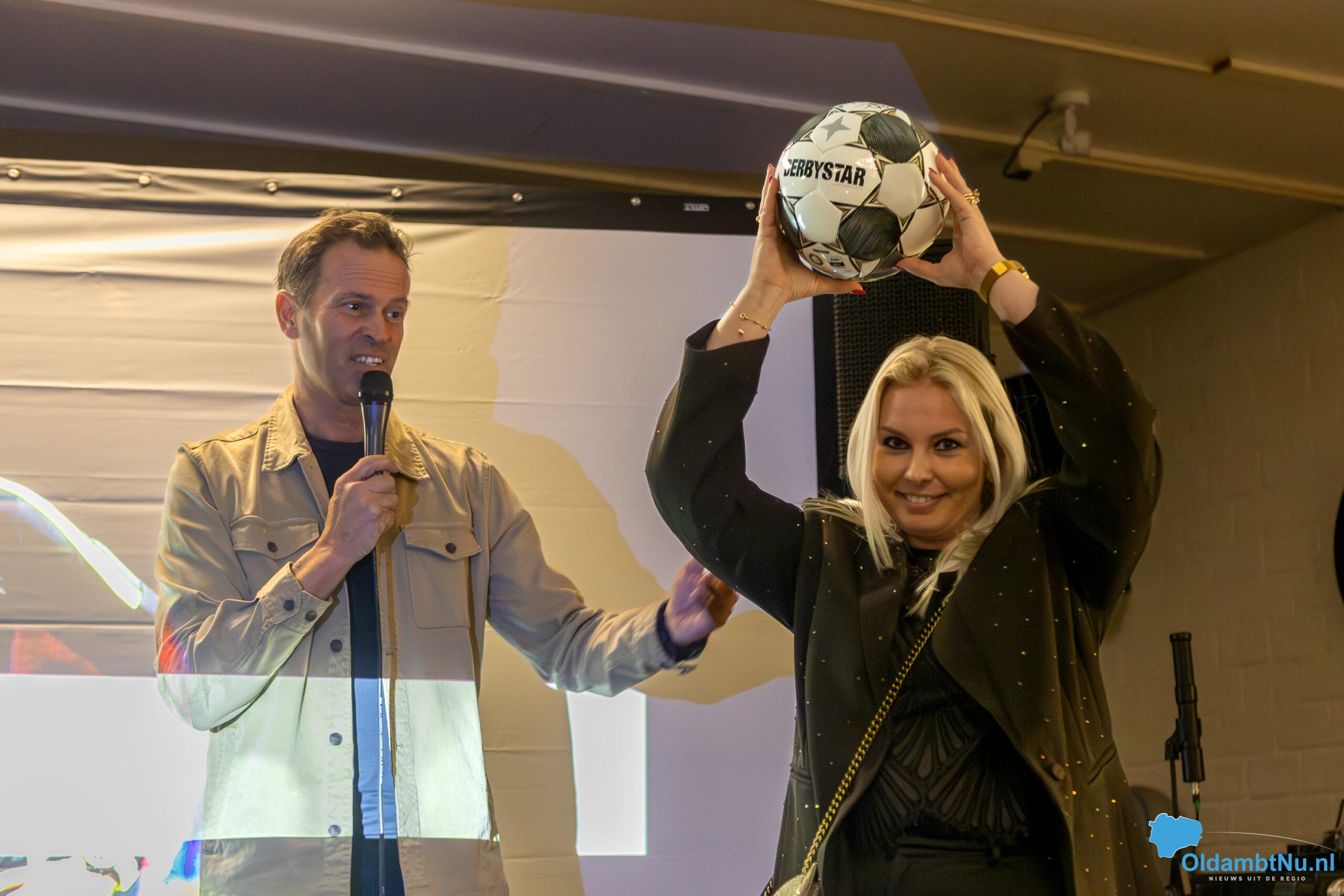 Scheidsrechter Bas Nijhuis strooit met anekdotes in Scheemda