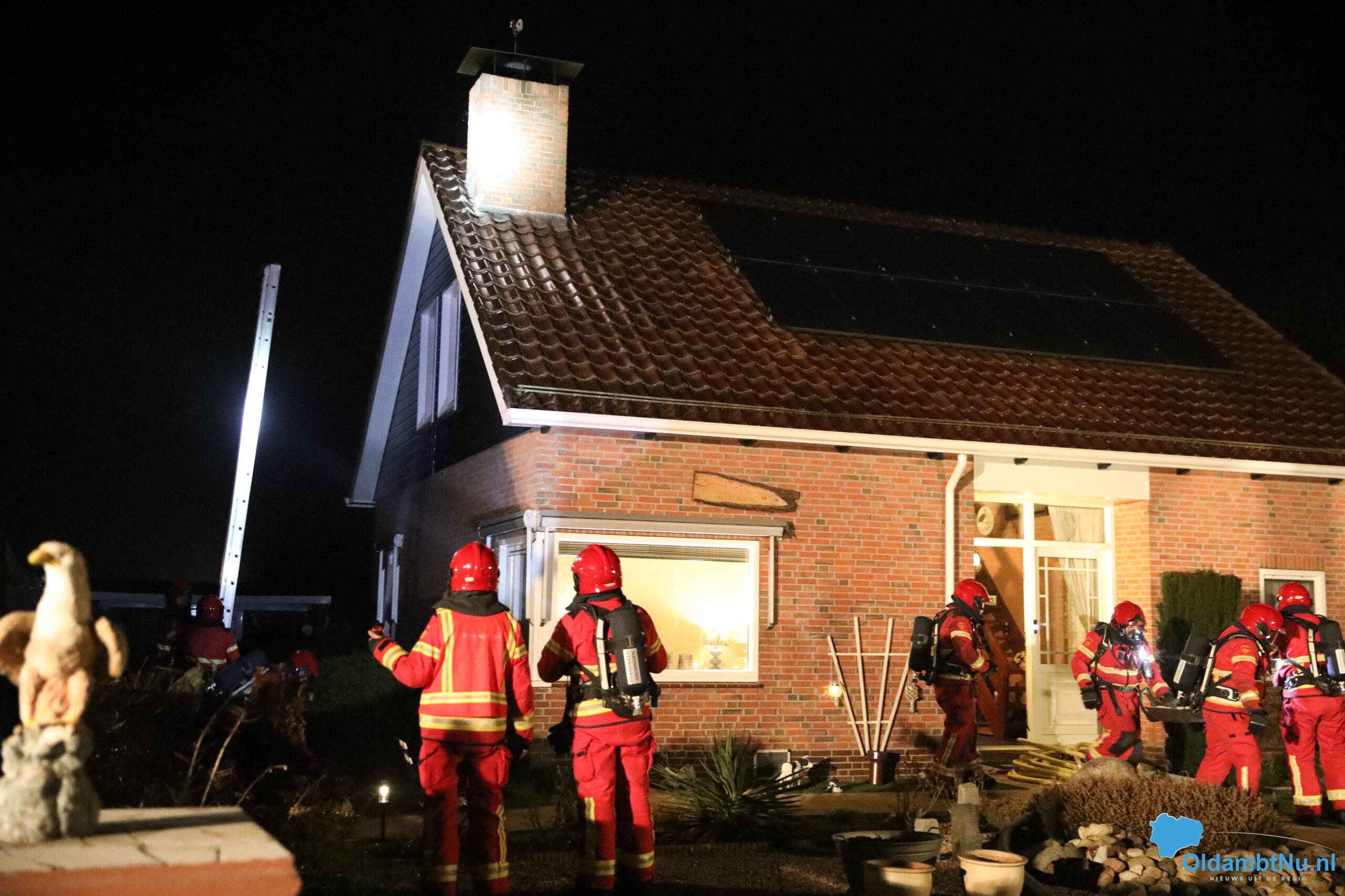 Schoorsteenbrand zorgt voor inzet meerdere brandweerkorpsen in Oostwold