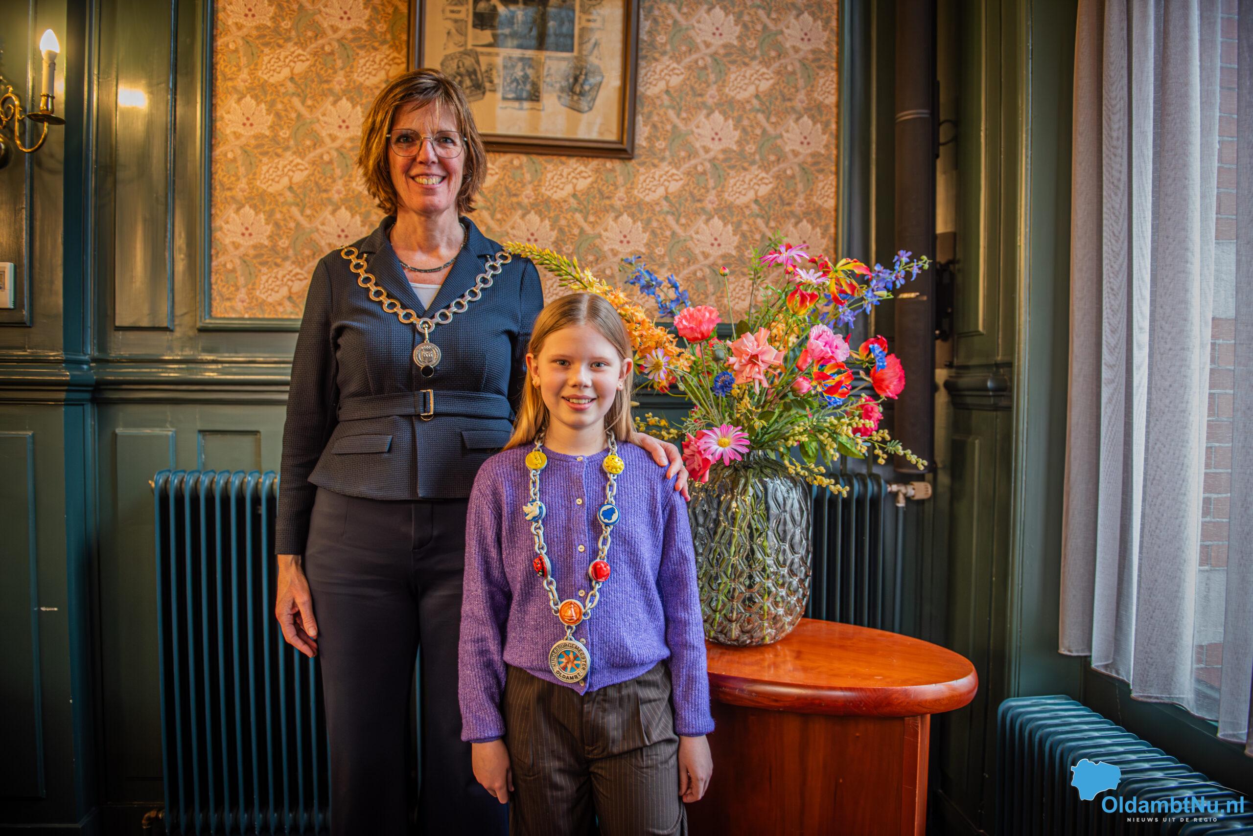 Femke ontvangt ambtsketen als eerste kinderburgemeester van Oldambt
