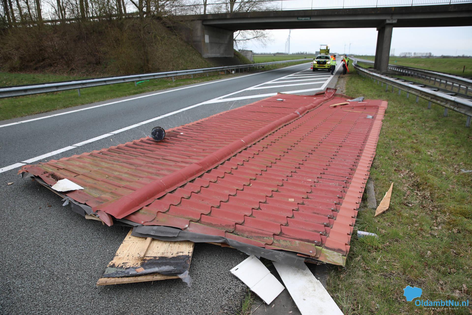 Vrachtwagen verliest dak van chalet onder viaduct op N33