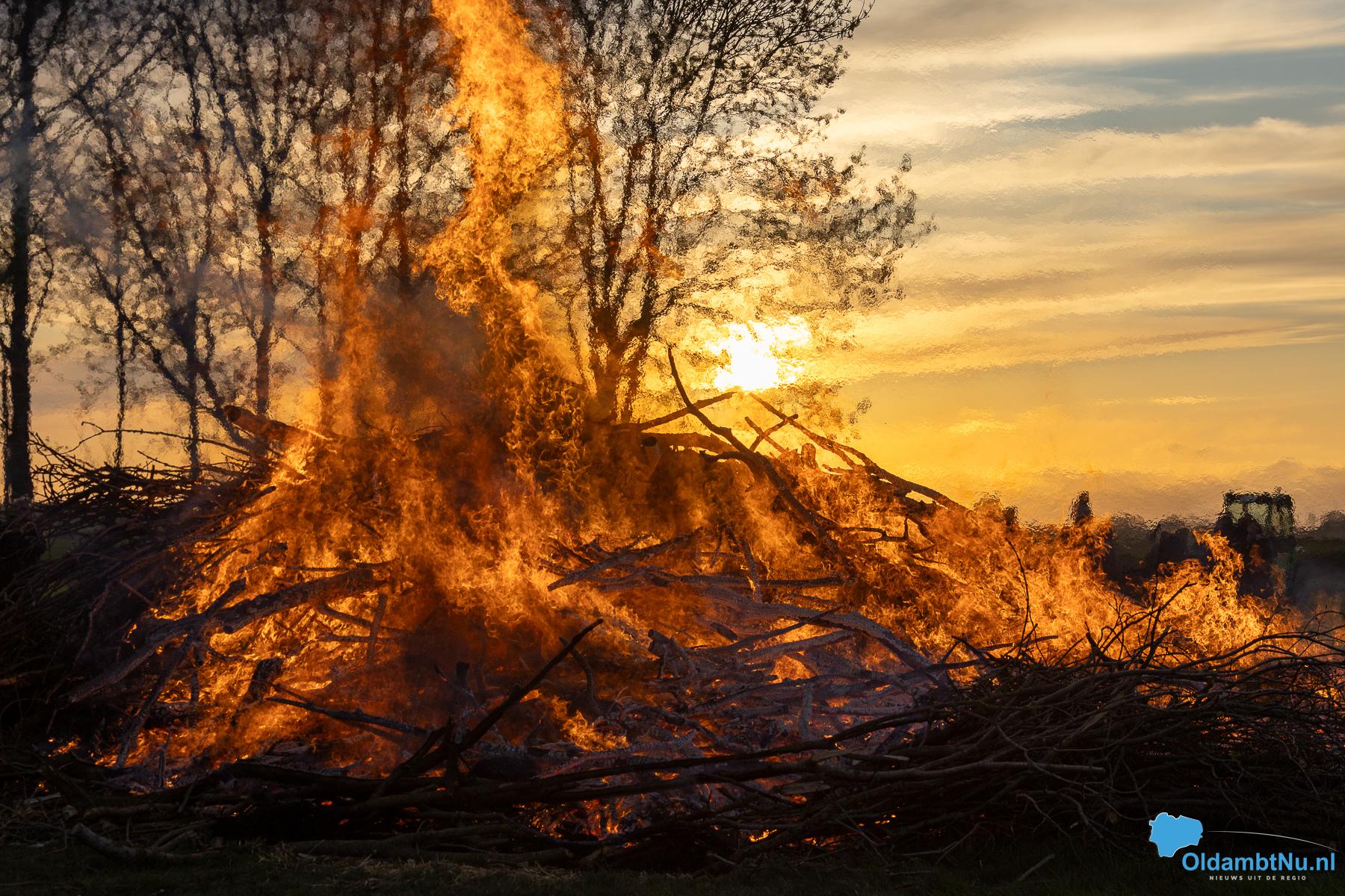Paasvuur en paaseieren zoeken in Drieborg op Eerste Paasdag
