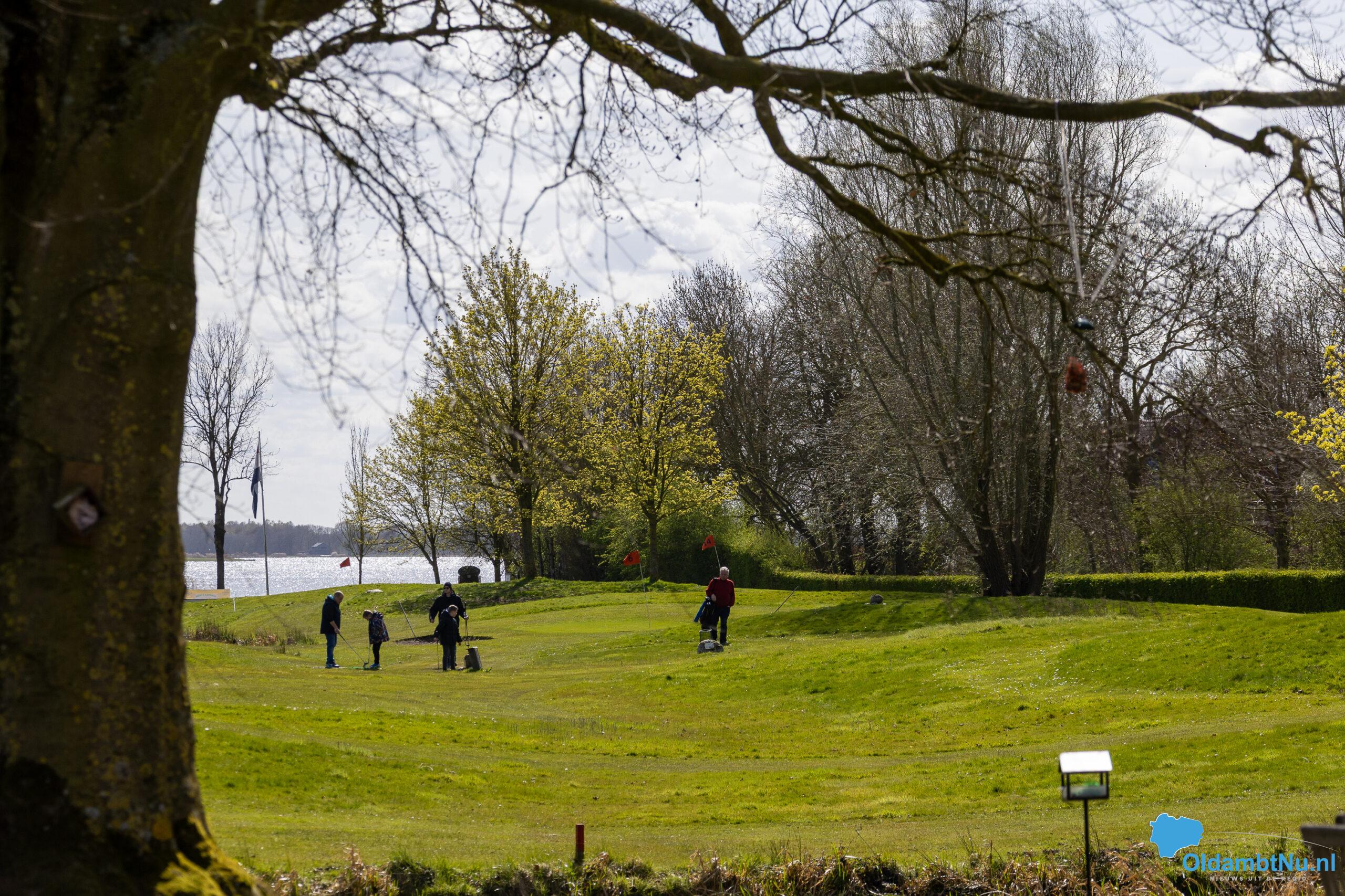 Veel belangstelling voor gratis Pitch & Putt op tweede paasdag