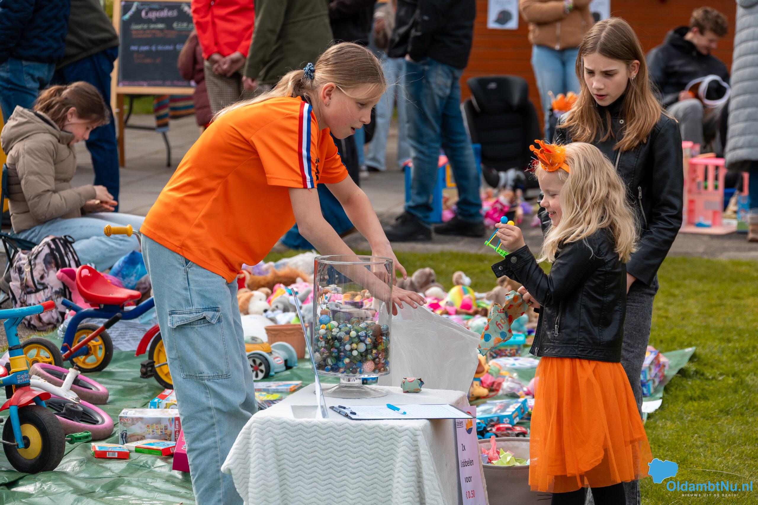Fotoserie: Vrijmarkt in Midwolda trekt bezoekers naar terrein van MOVV