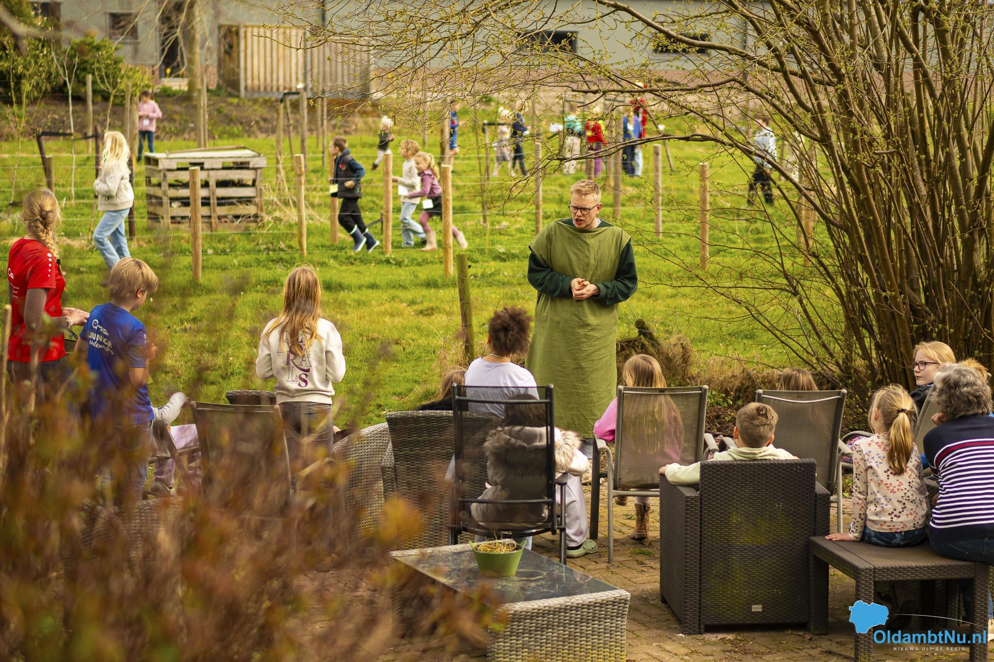 Kinderen beleven Paasverhaal tijdens zonnig voorjaarsfeest in Finsterwolde