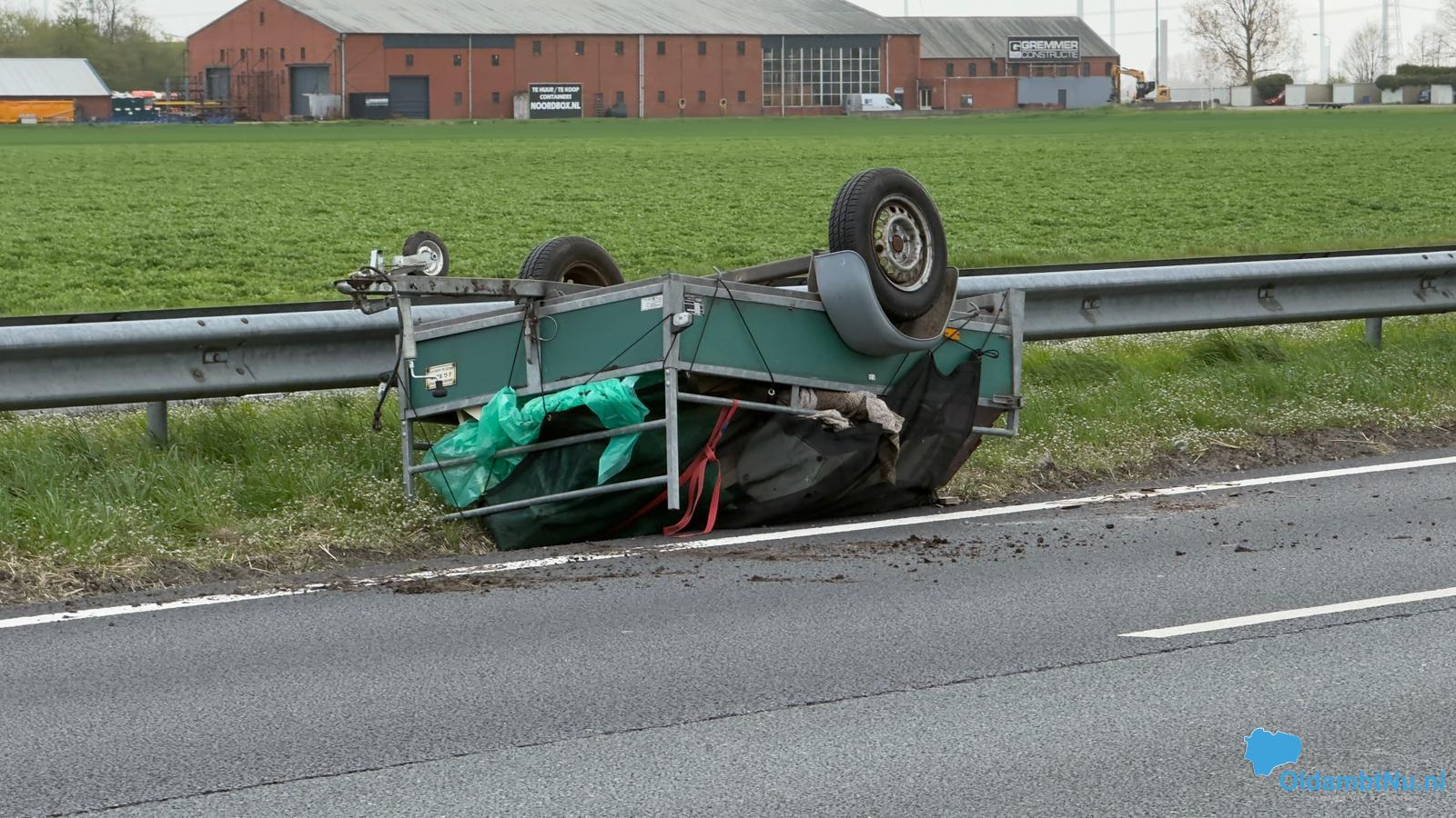 Aanhanger slaat over de kop op A7 tussen Scheemda en Zuidbroek