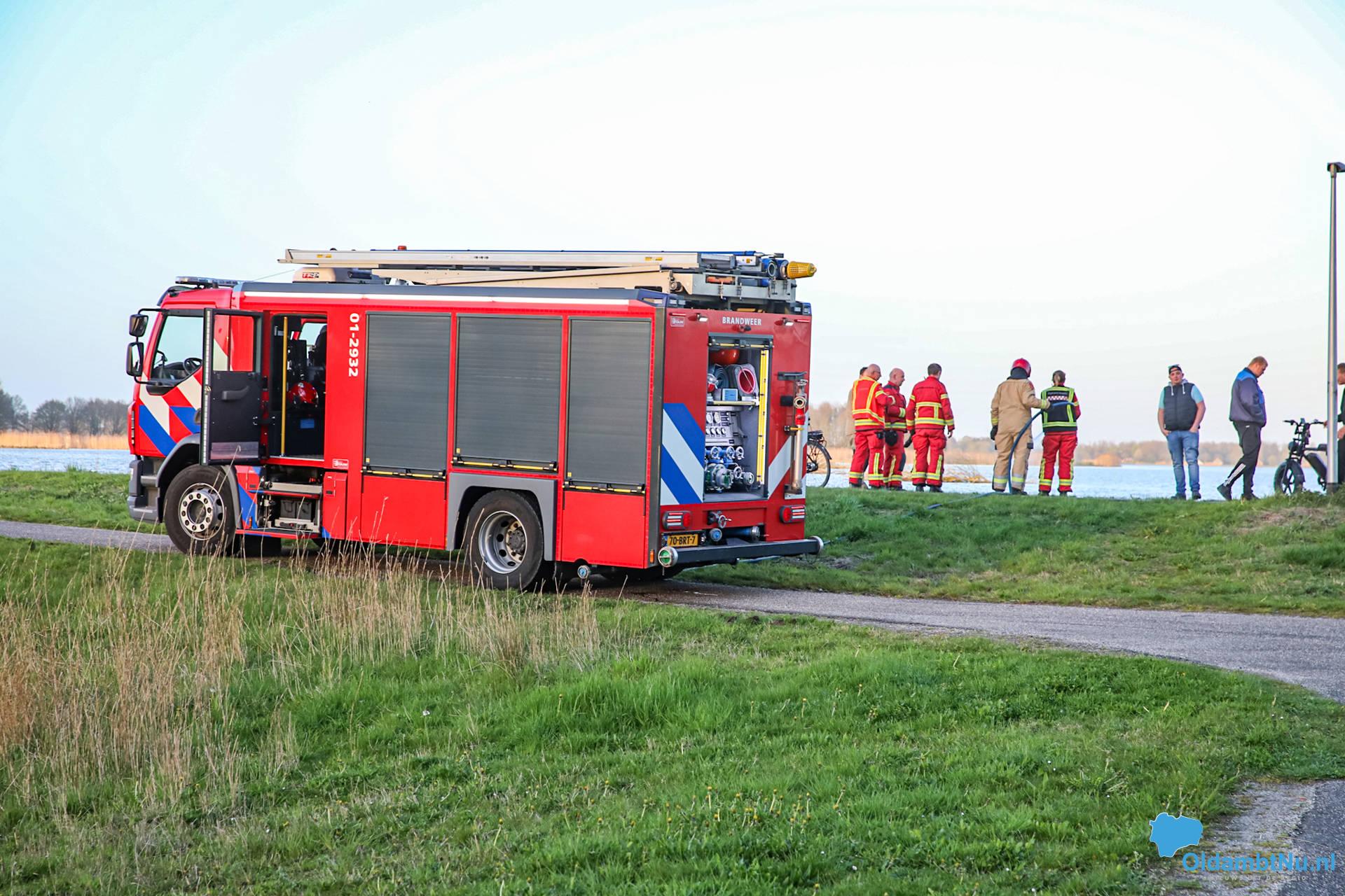 Rietbrand snel geblust aan oever in Midwolda