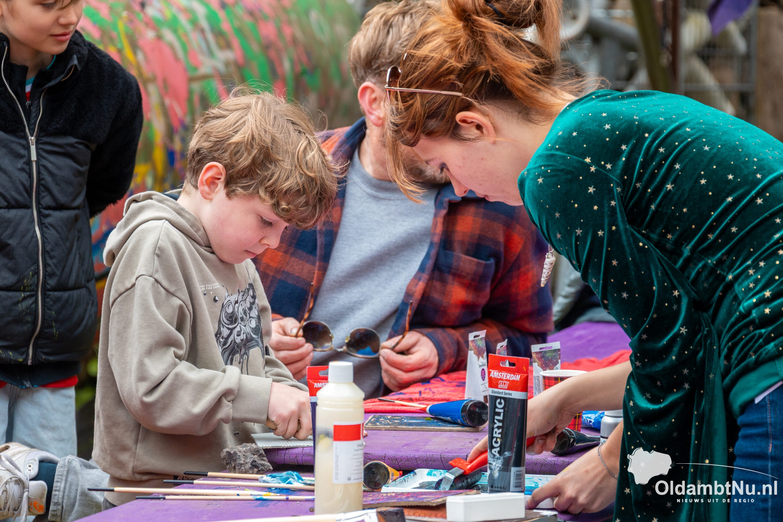 Street Art Festival trekt veel bekijks op kleurrijk Zuiderveen in Winschoten